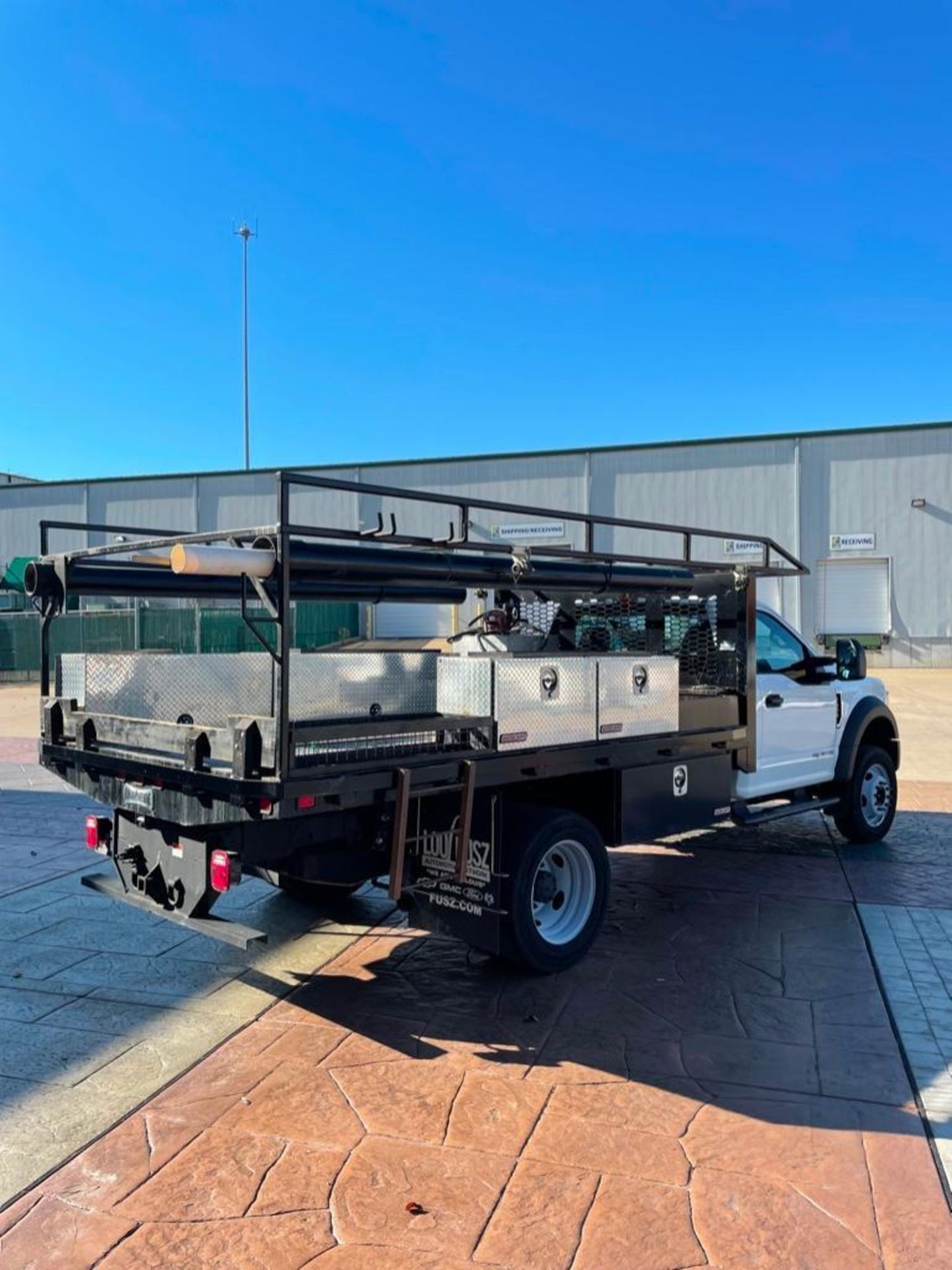 2021 Ford XL F450 Flatbed Utility Dually Pickup Truck, VIN #1FDUF4GT7MEC49797, 4,000 miles, 6.7L Pow - Image 5 of 27