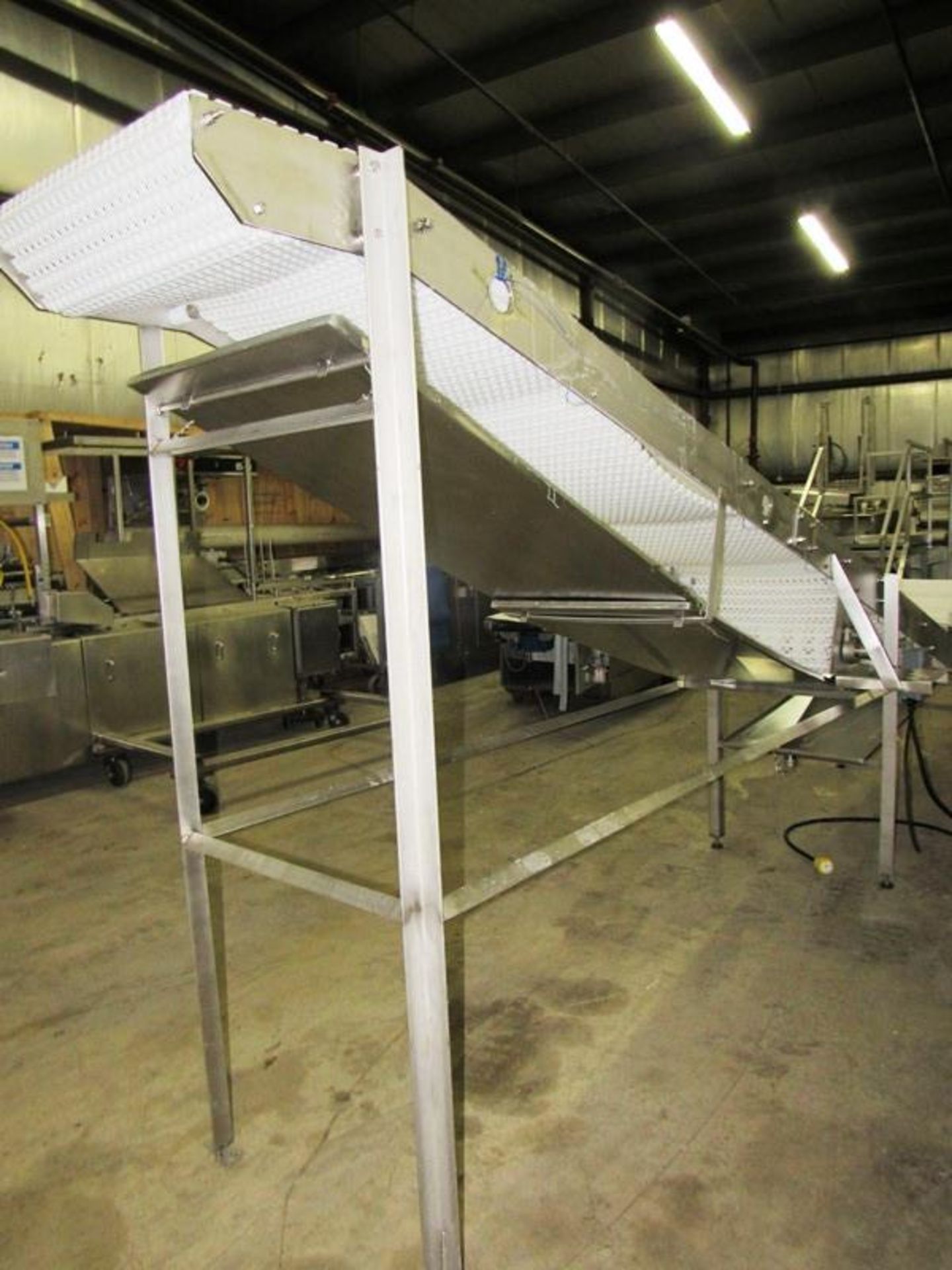 Incline Conveyor, 24" W X 17' L plastic belt, 3' high infeed, 7' discharge, stainless steel drip - Image 3 of 4