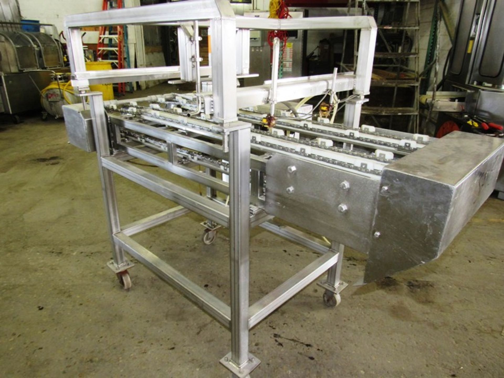 Stainless steel dual lane conveyor last used for 10” round frozen pizza transfer. 4’ wide x 6’ - Bild 3 aus 4