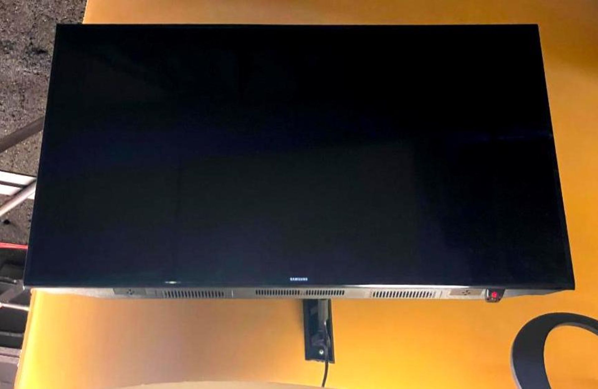 DESCRIPTION 40" SAMSUNG HDTV WITH WALL MOUNT AND REMOTE CONTROL QUANTITY: X BID 1