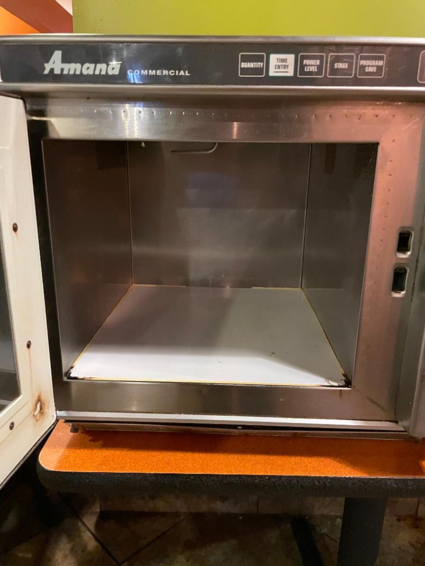 DESCRIPTION COMMERCIAL 2200W MICROWAVE BRAND/MODEL AMANA RC22S2 QUANTITY: X BID 1 - Image 4 of 6