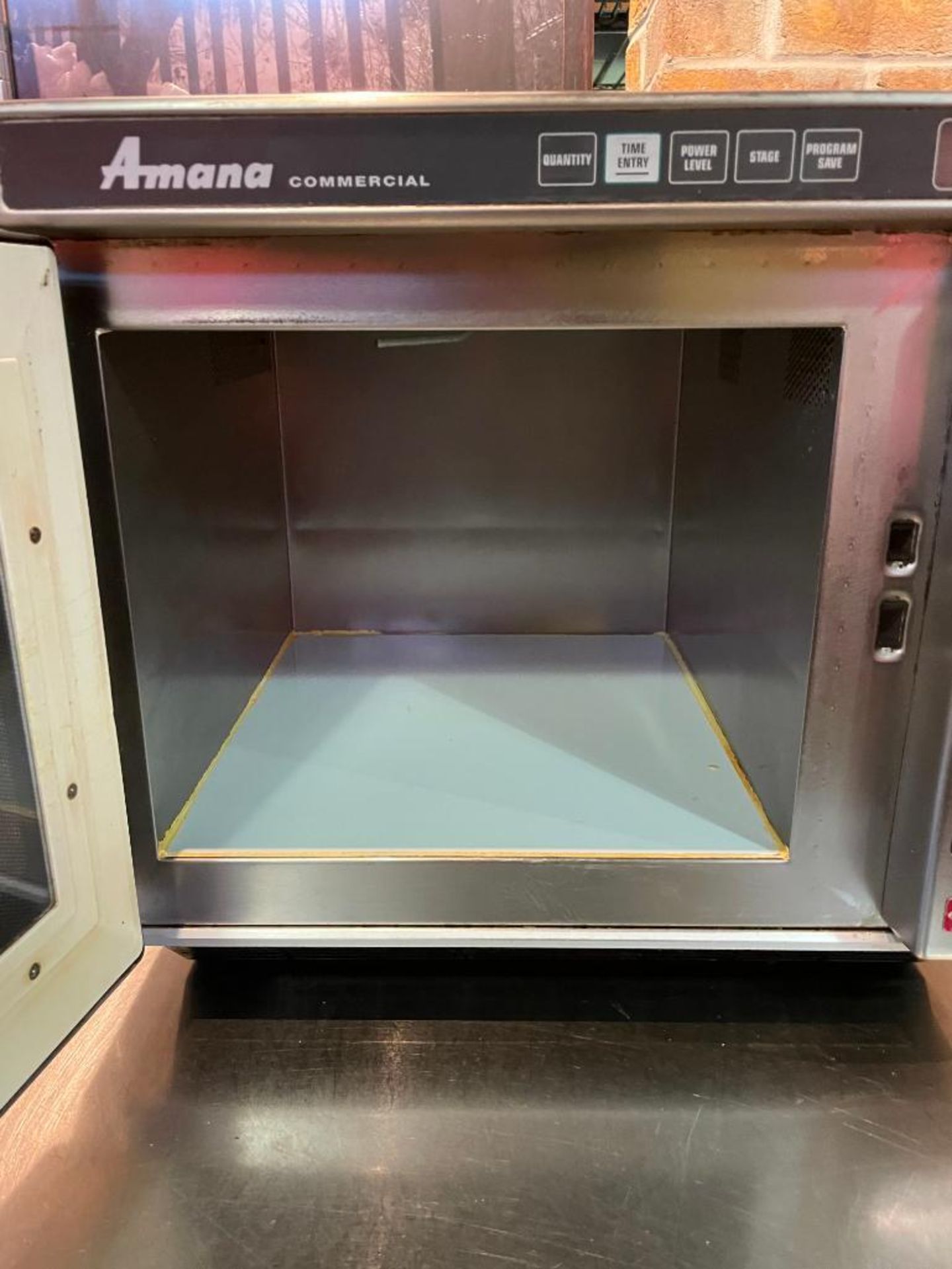 DESCRIPTION COMMERCIAL 2200W MICROWAVE BRAND/MODEL AMANA RC22S2 QUANTITY: X BID 1 - Image 2 of 2