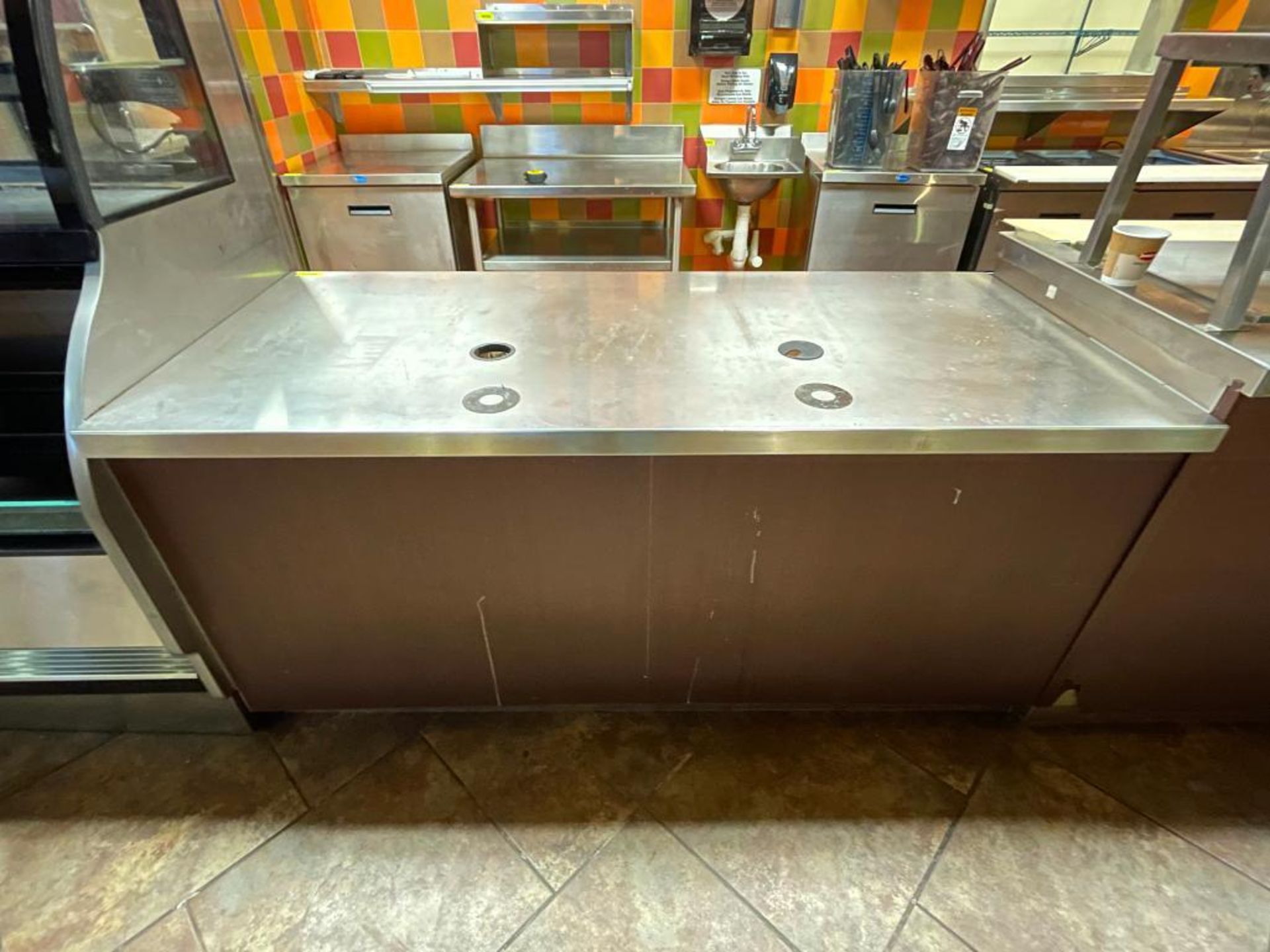 DESCRIPTION 6' 4-SECTION STAINLESS RETAIL COUNTER ADDITIONAL INFO HAS WOOD GRAIN PANEL ON THE FRONT - Image 5 of 5