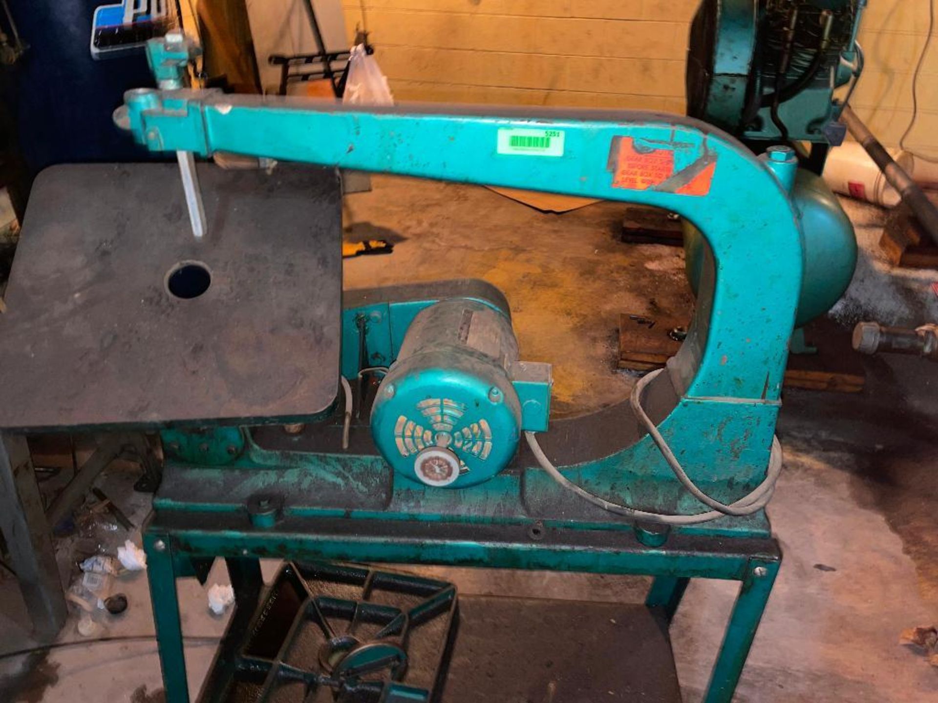 DESCRIPTION: CHICAGO MACHINE TOOL SCROLL SAW. ADDITIONAL INFORMATION NOT IN WORKING ORDER QTY: 1