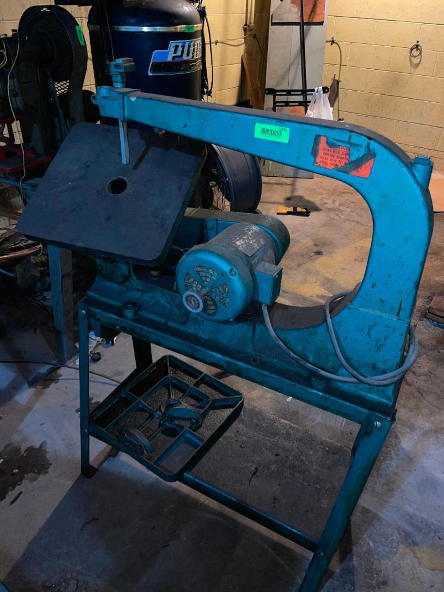 DESCRIPTION: CHICAGO MACHINE TOOL SCROLL SAW. ADDITIONAL INFORMATION NOT IN WORKING ORDER QTY: 1 - Image 2 of 4