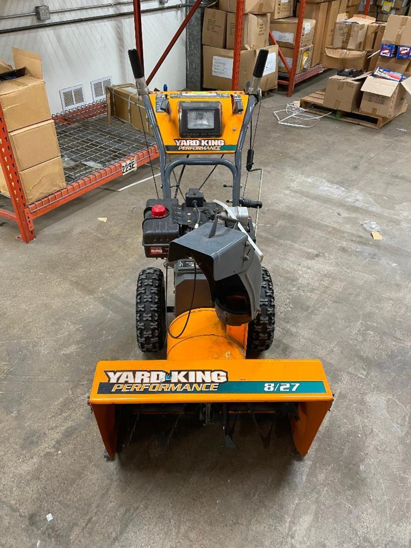 DESCRIPTION YARD KING PERFORMANCE 8HP ELECTRIC START SNOW THROWER ADDITIONAL INFORMATION 8HP, ELECTR - Image 4 of 12