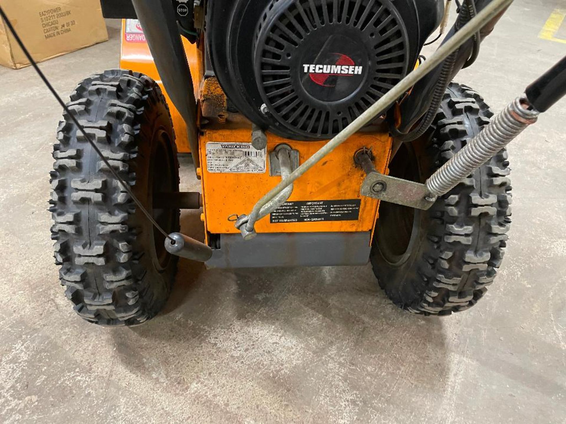 DESCRIPTION YARD KING PERFORMANCE 8HP ELECTRIC START SNOW THROWER ADDITIONAL INFORMATION 8HP, ELECTR - Image 11 of 12