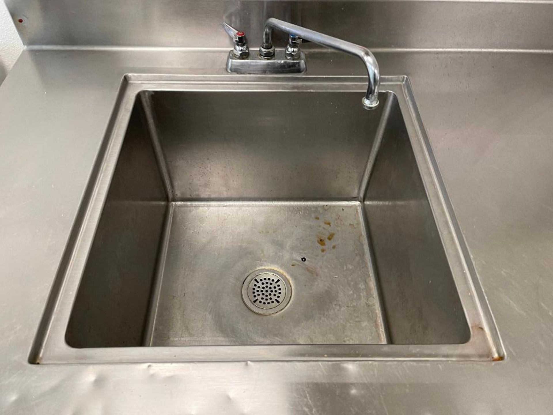 DESCRIPTION: 5' X 30" SINGLE WELL STAINLESS SINK W/ 4" BACK SPLASH ADDITIONAL INFORMATION HEAVY DUTY - Image 4 of 5