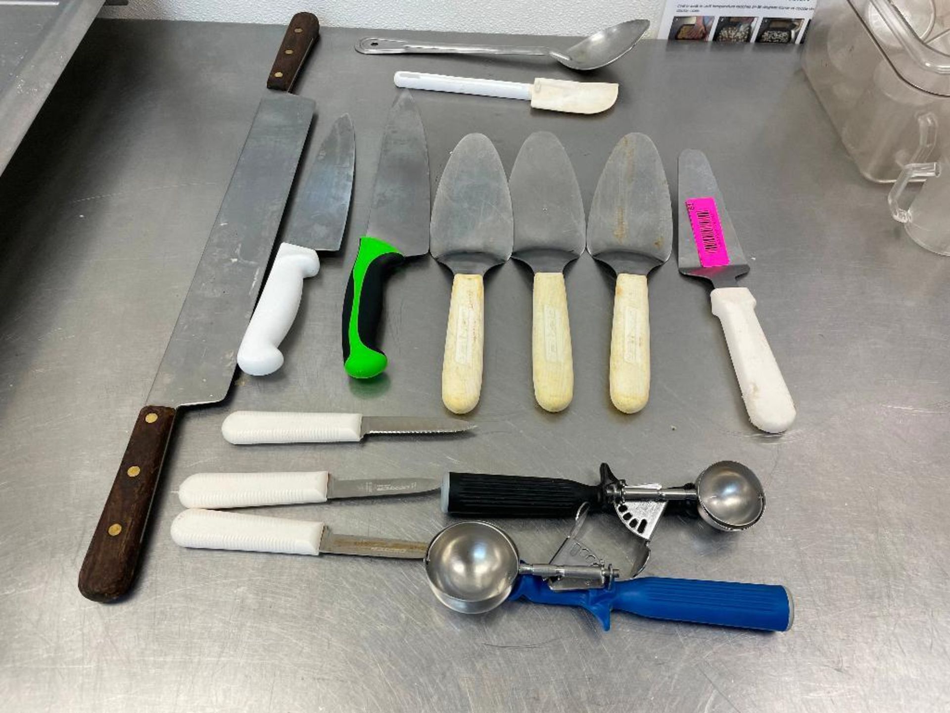 DESCRIPTION: (1) LOT OF KNIVES AND KITCHEN UTENSILS THIS LOT IS: ONE MONEY QTY: 1