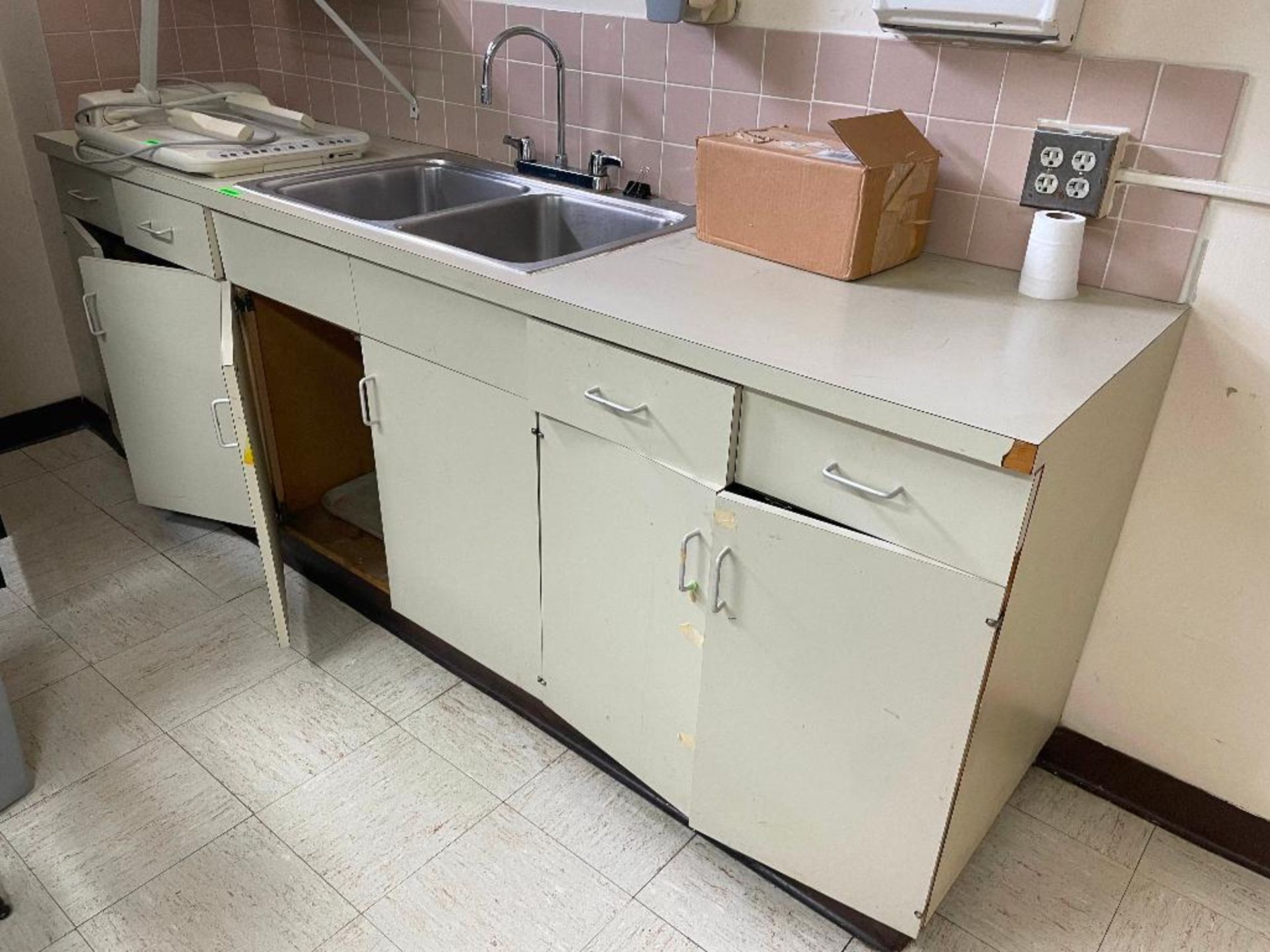 DESCRIPTION: 9' SIX DOOR COMPOSITE CABINET AND COUNTER W/ DROP IN STAINLESS SINK. LOCATION: BASEMENT - Image 2 of 3