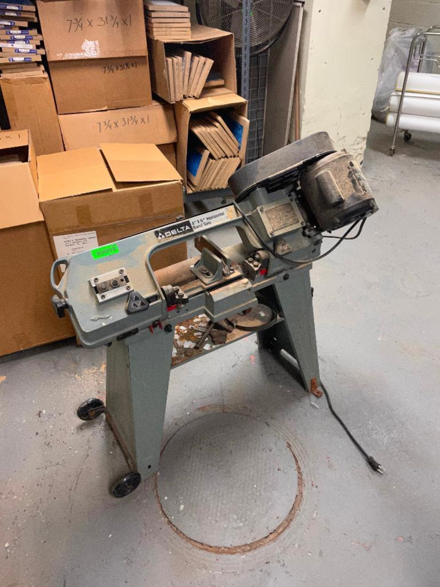 DESCRIPTION: 4" X 6" HORIZONTAL BAND SAW BRAND / MODEL: DELTA LOCATION: MAINTENANCE ROOM THIS LOT IS - Image 4 of 6