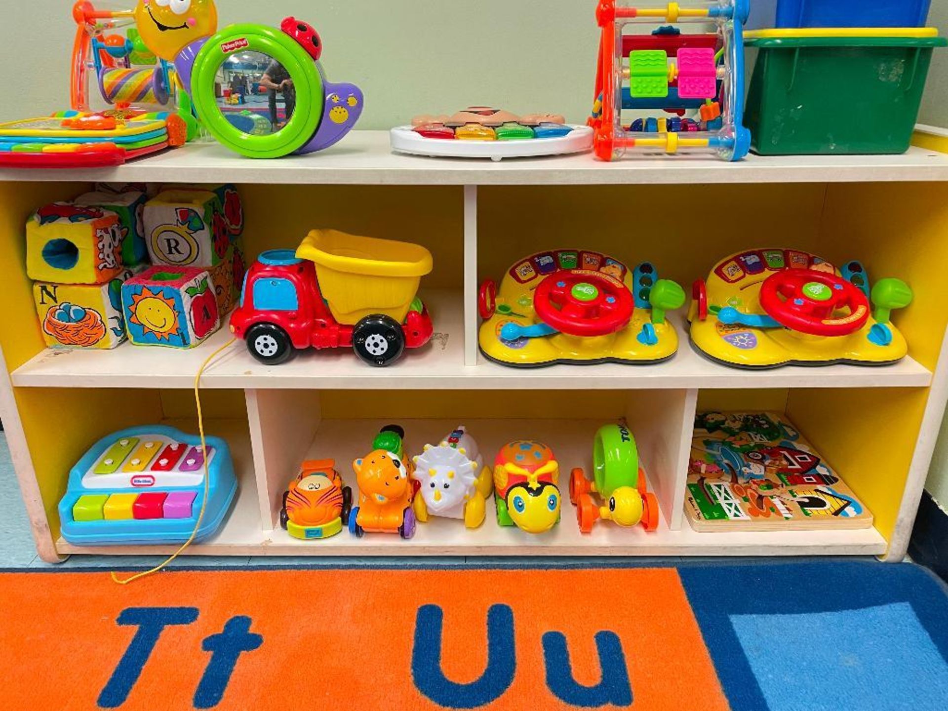 DESCRIPTION ASSORTED TOYS AS SHOWN (SHELVING UNITS INCLUDED) LOCATION 137 THIS LOT IS ONE MONEY QUAN - Image 7 of 10