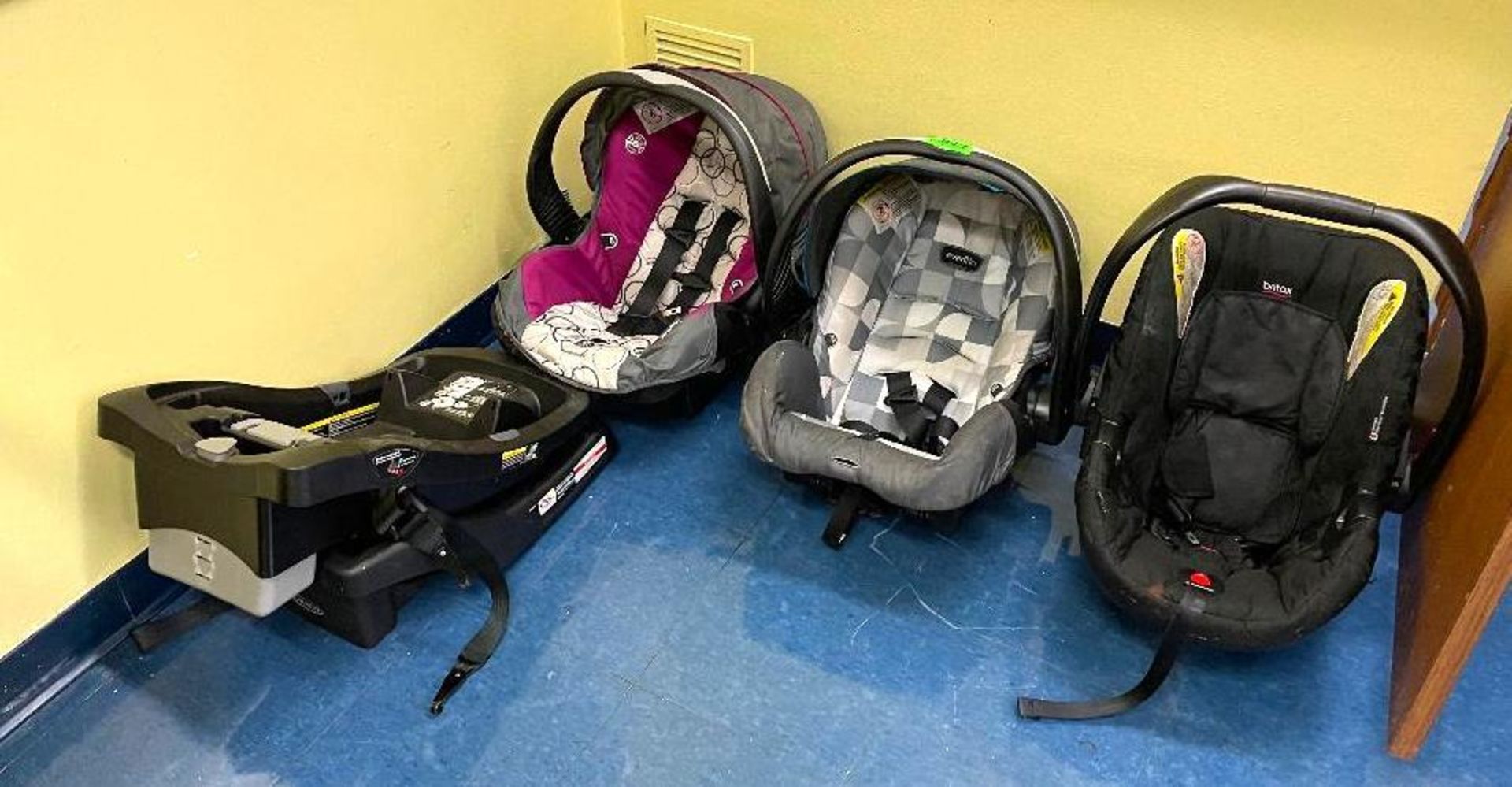 DESCRIPTION ASSORTED BABY CAR SEATS AS SHOWN LOCATION 532 THIS LOT IS ONE MONEY QUANTITY 1