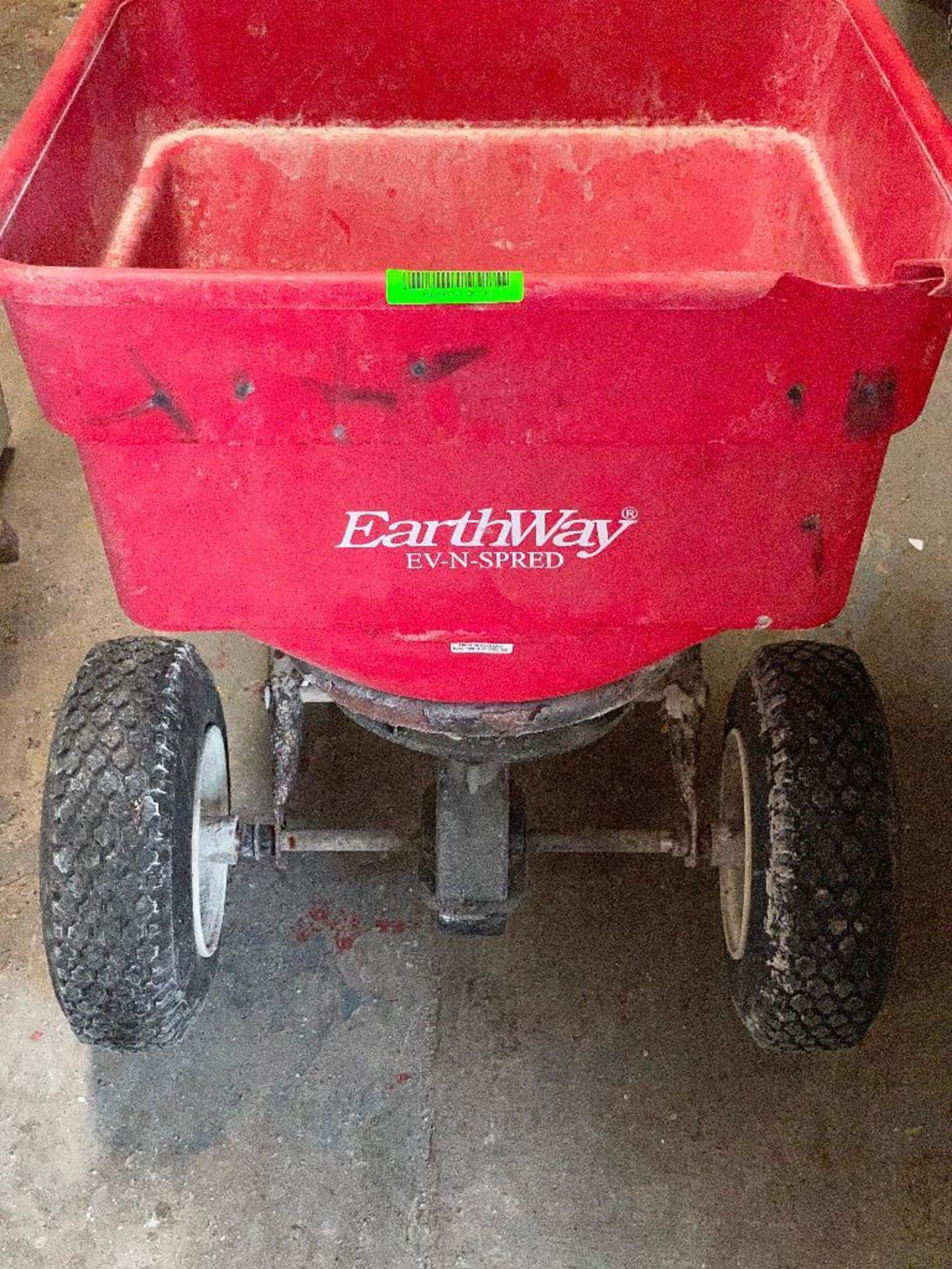 DESCRIPTION: EARTHWAY LAWN SPREADER LOCATION: GENERATOR AREA / OUTDOOR TOOL ROOM THIS LOT IS: ONE MO - Image 4 of 4