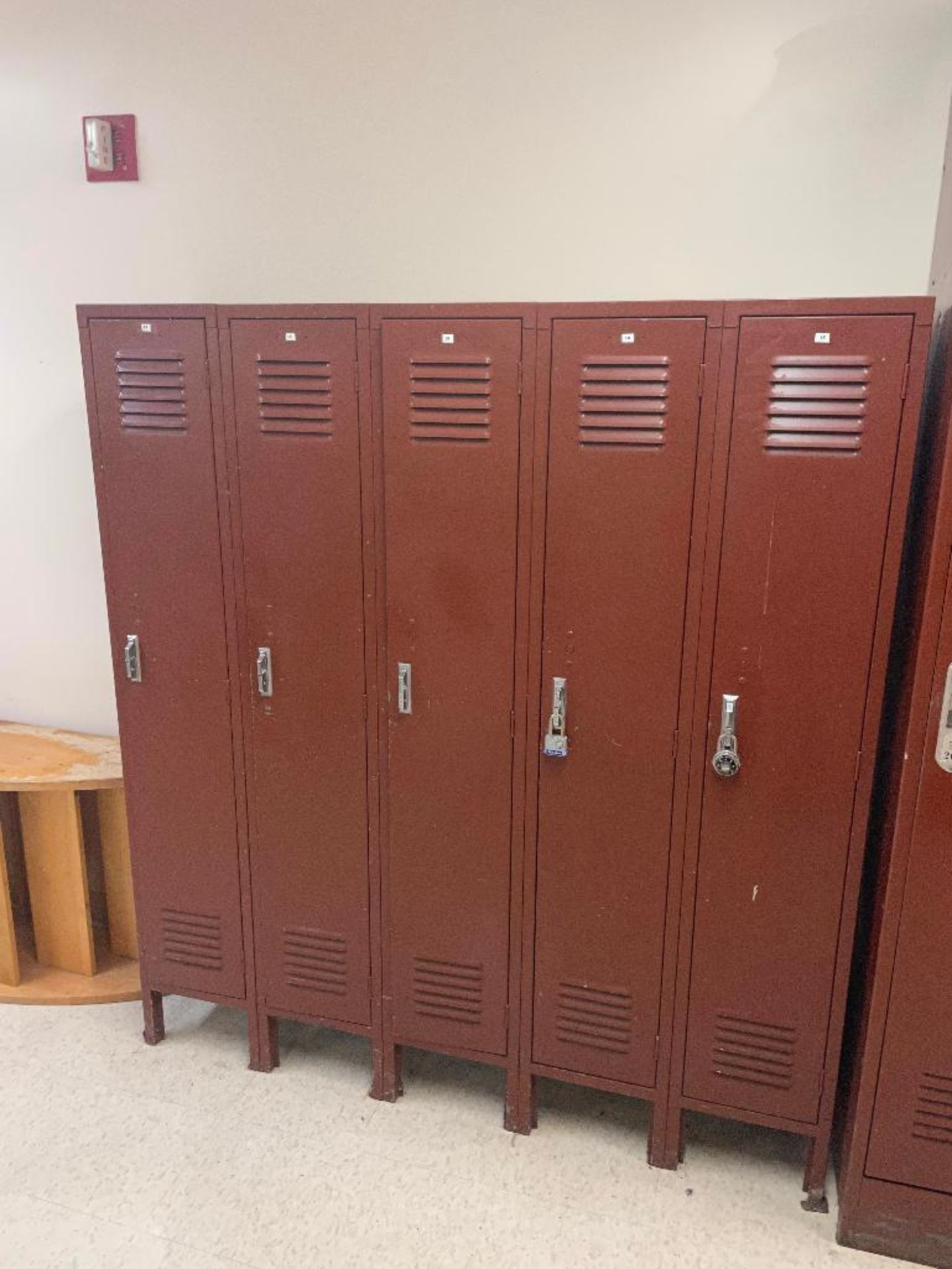 DESCRIPTION: MULTI PIECE LOCKER SET ADDITIONAL INFORMATION: SEE PHOTOS FOR PIECES AND SIZE THIS LOT - Image 3 of 11