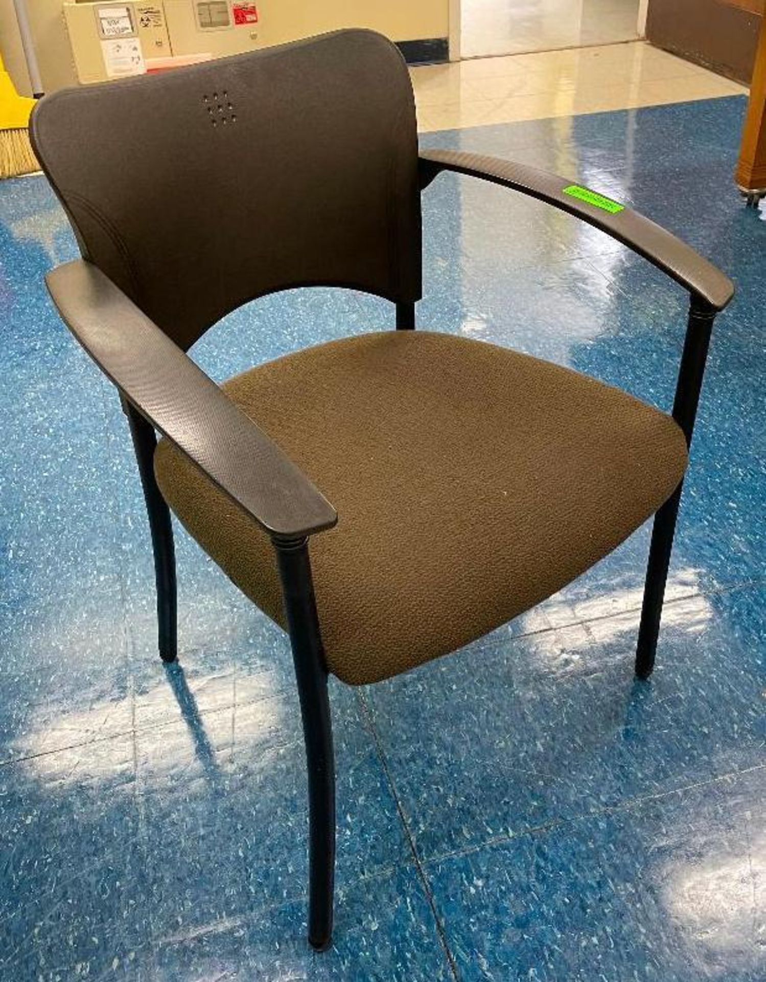 DESCRIPTION ASSORTED CHAIRS AS SHOWN ADDITIONAL INFORMATION (24) TOTAL CHAIRS LOCATION 5TH FLOOR: SN - Image 7 of 8