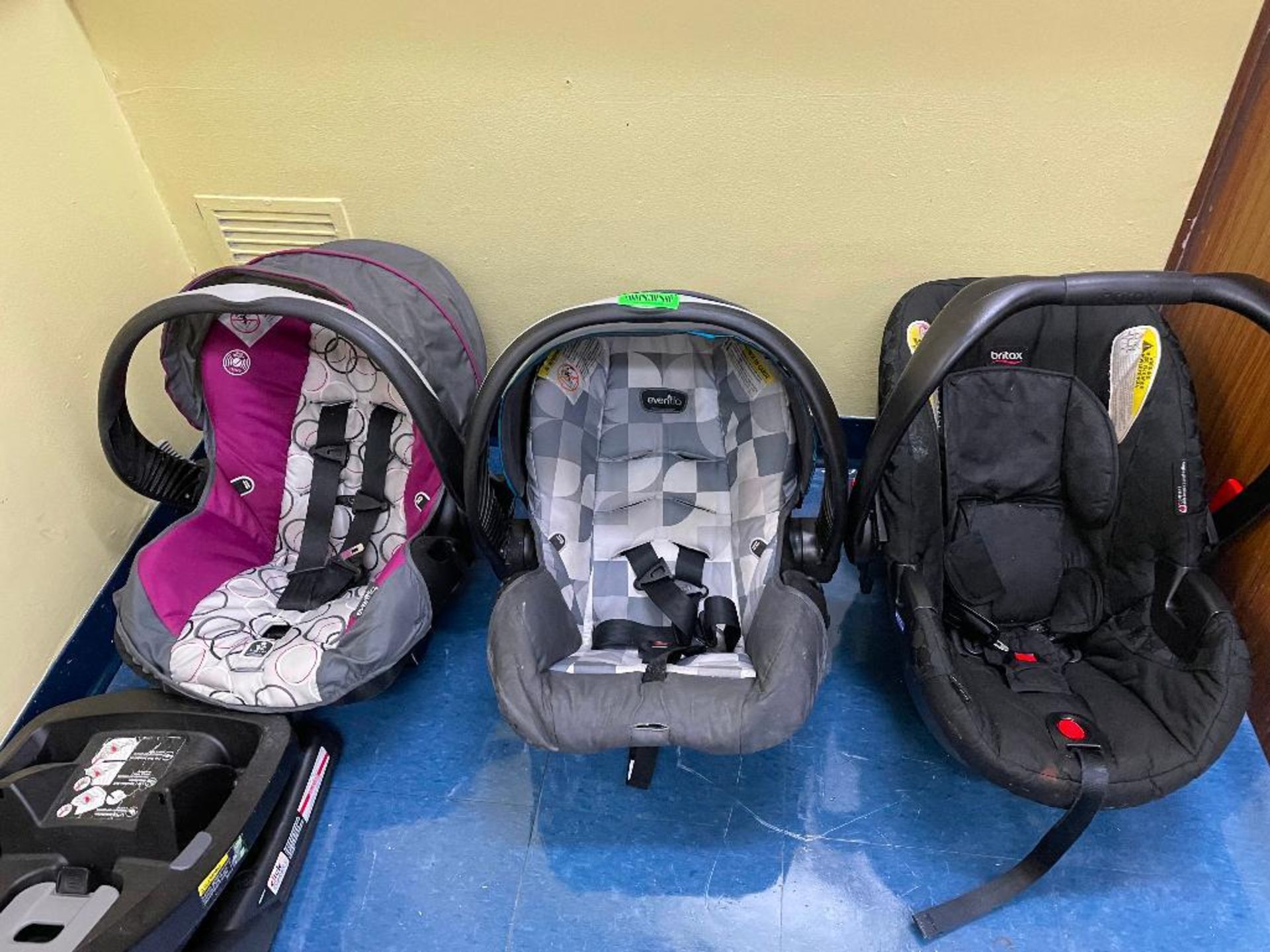DESCRIPTION ASSORTED BABY CAR SEATS AS SHOWN LOCATION 532 THIS LOT IS ONE MONEY QUANTITY 1 - Image 2 of 3