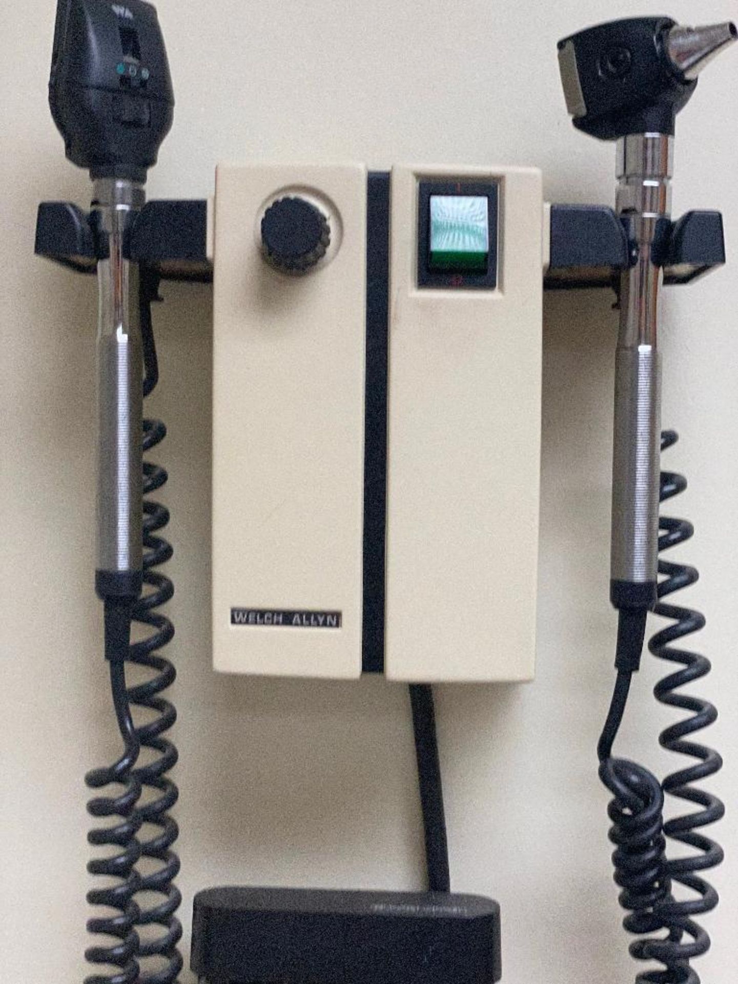 DESCRIPTION: WALL MOUNTED OTOSCOPE AND BLOOD PRESSURE REDING EQUIPMENT SET ADDITIONAL INFORMATION: S - Image 2 of 4