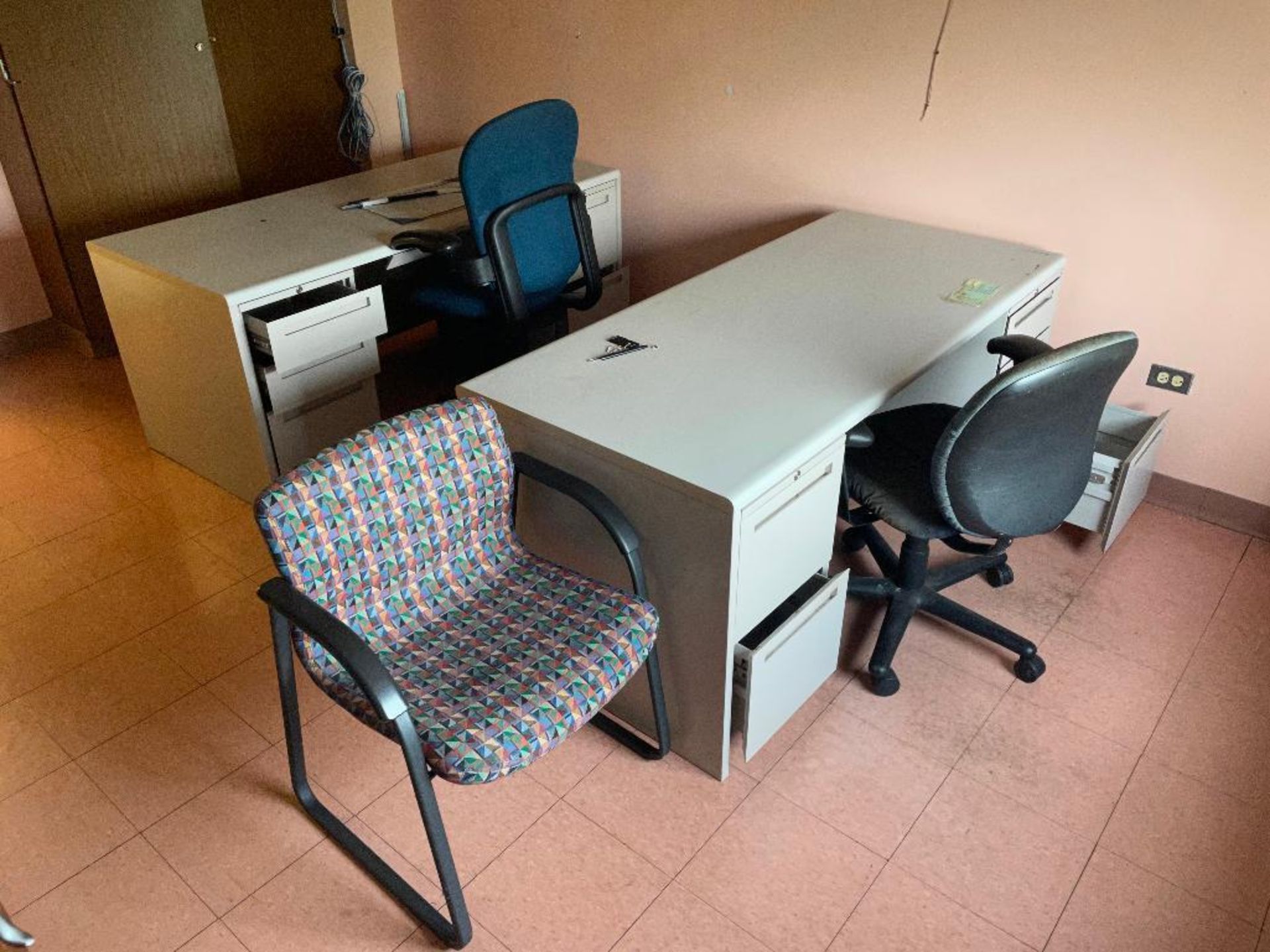 DESCRIPTION: MULTI PIECE OFFICE FURNITURE SET ADDITIONAL INFORMATION: ALL FURNITURE CONTENTS IN ROOM