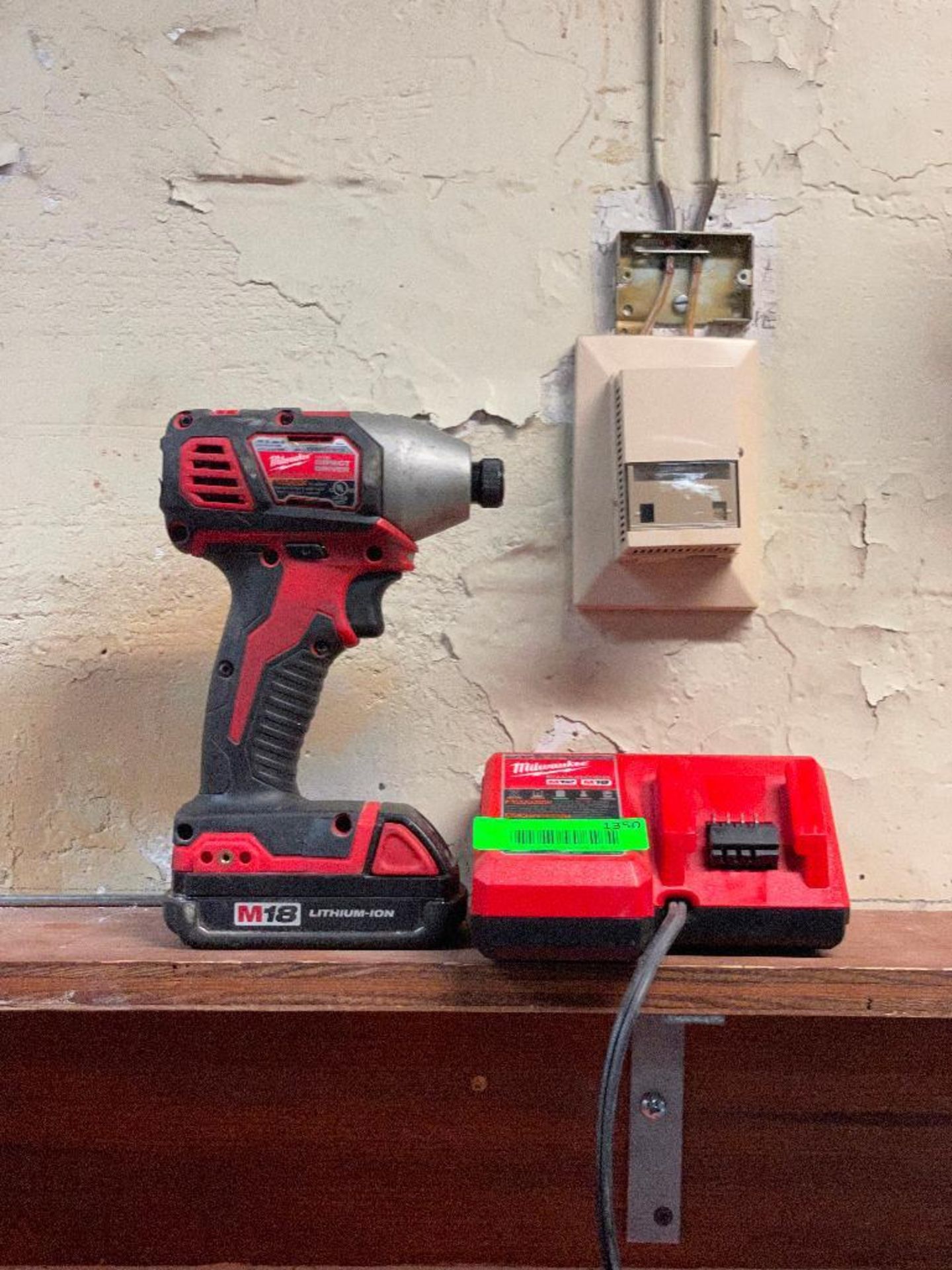 DESCRIPTION: MILWAUKEE 18V IMPACT DRIVER SET THIS LOT IS: ONE MONEY QTY: 1 - Image 4 of 4