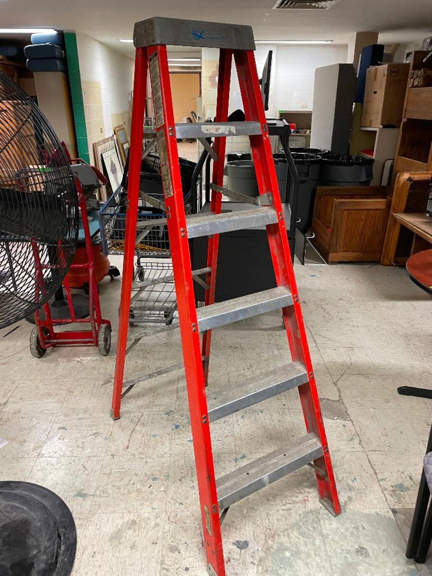 DESCRIPTION: 6 FT. STEP LADDER THIS LOT IS: ONE MONEY QTY: 1 - Image 2 of 2