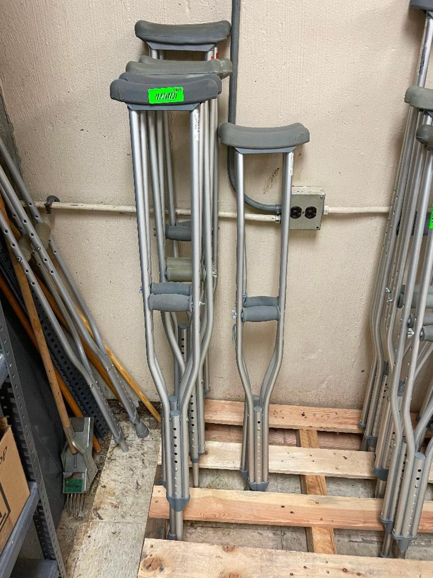 DESCRIPTION: (4) - PAIRS OF MEDICAL CRUTCHES ADDITIONAL INFORMATION: SOLD AS SET. THIS LOT IS: ONE M - Image 2 of 3