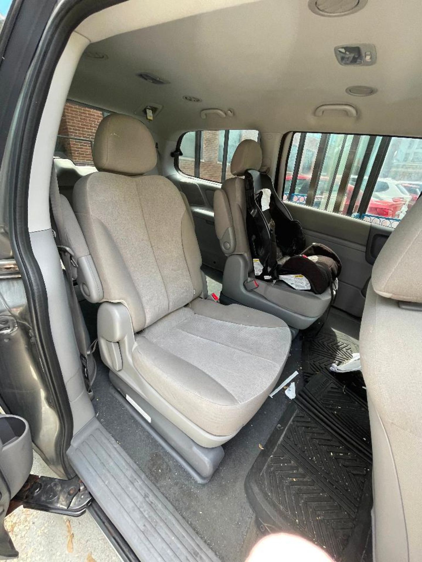 2012 Kia Sedona Van Year: 2012 Make: Kia Model: Sedona Vehicle Type: Van Mileage:79,503 Body Type: 4 - Image 9 of 23