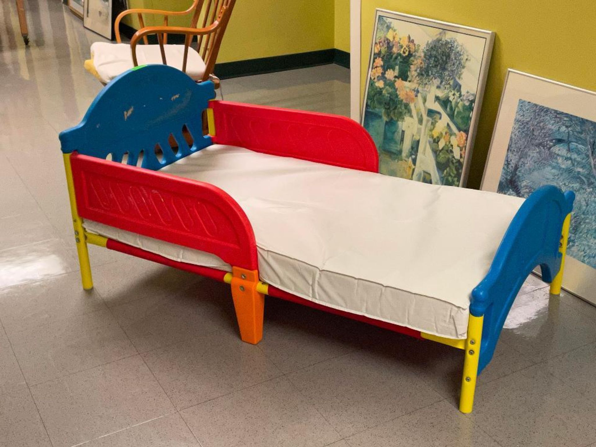 DESCRIPTION: CHILDREN'S BED FRAME AND MATTRESS THIS LOT IS: ONE MONEY QTY: 1