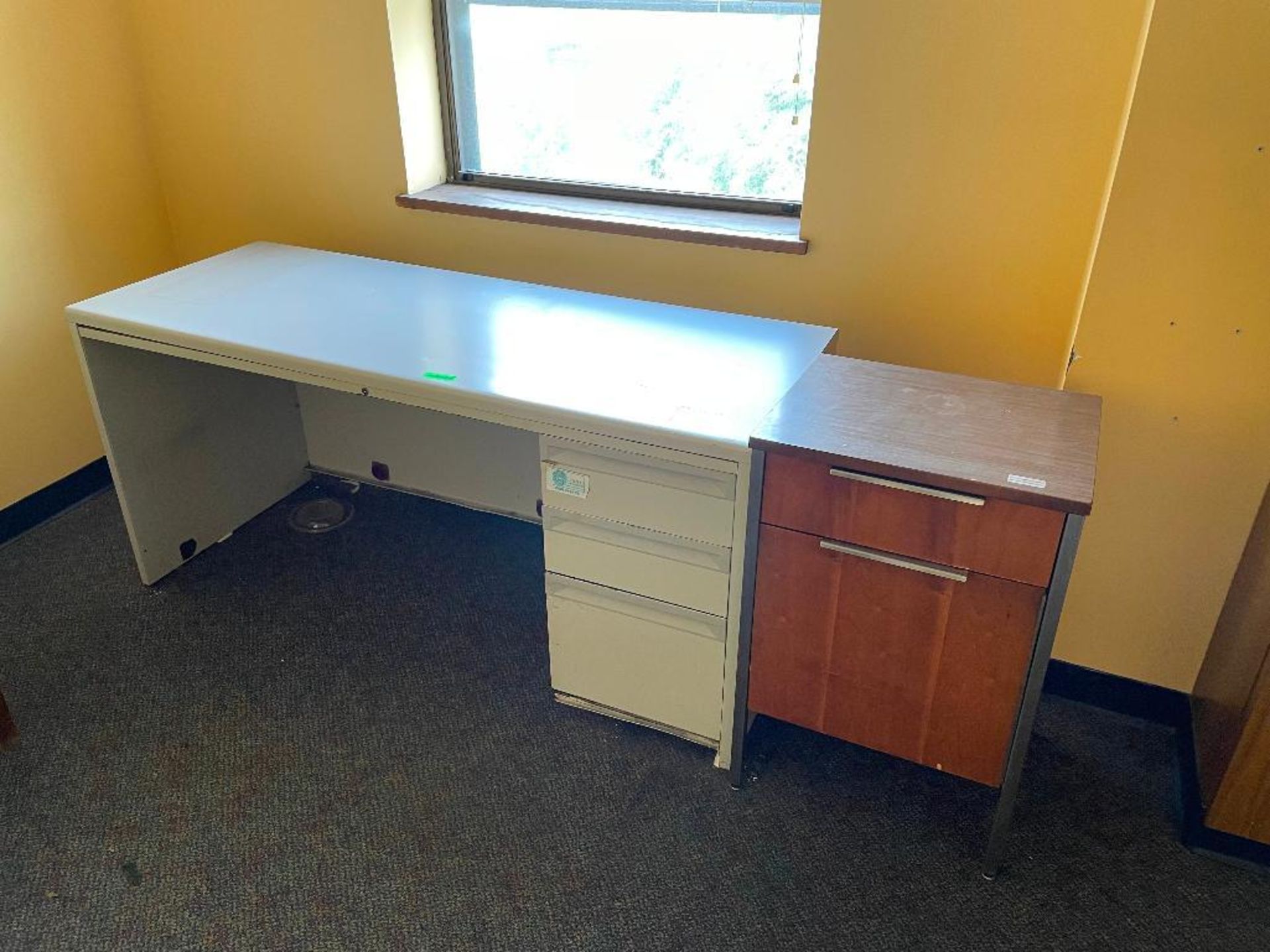 DESCRIPTION ASSORTED OFFICE FURNITURE AS SHOWN LOCATION 544 QUANTITY 1 - Image 2 of 2