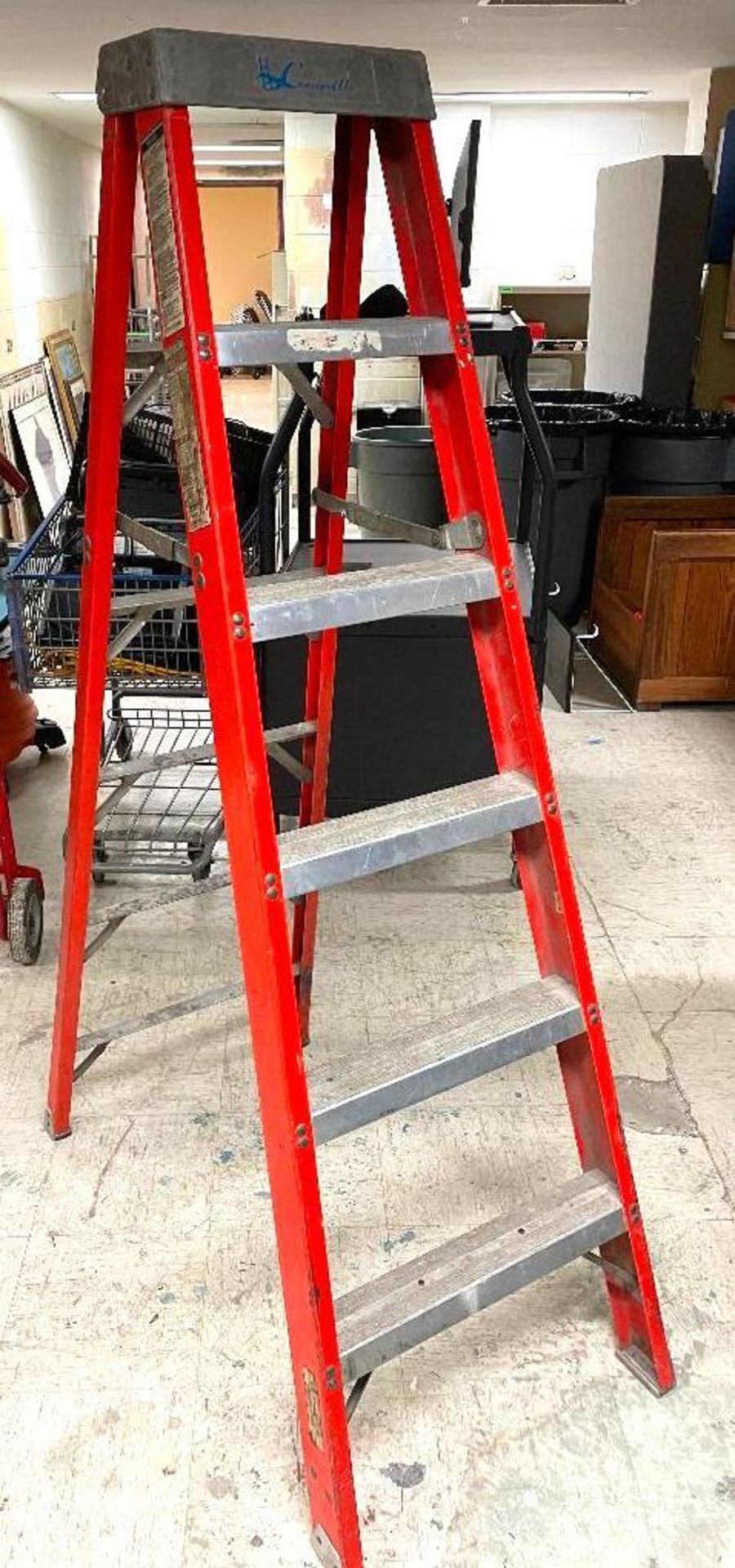 DESCRIPTION: 6 FT. STEP LADDER THIS LOT IS: ONE MONEY QTY: 1