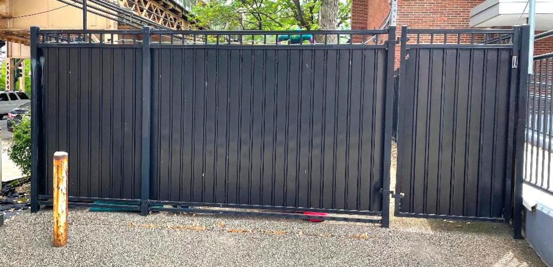 DESCRIPTION (22) 96" X 72" ALUMINUM PRIVACY GATE W/ (2) ENTRY GATE SECTIONS LOCATION PLAYGROUND THIS - Image 2 of 7