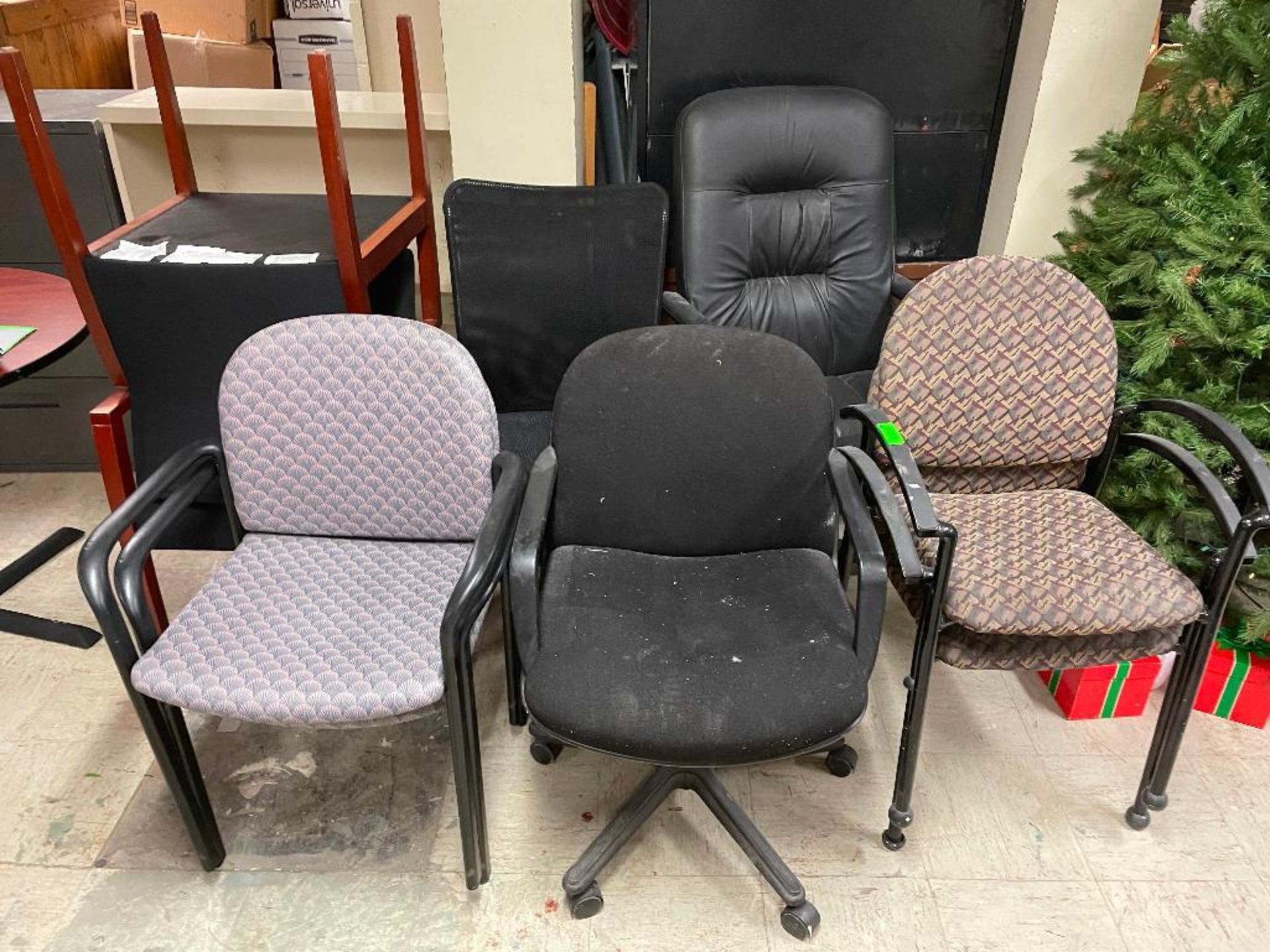 DESCRIPTION: ASSORTED CHAIRS - ROLLING / ARM / WAITING / ETC. ADDITIONAL INFORMATION: SOLD AS SET. T