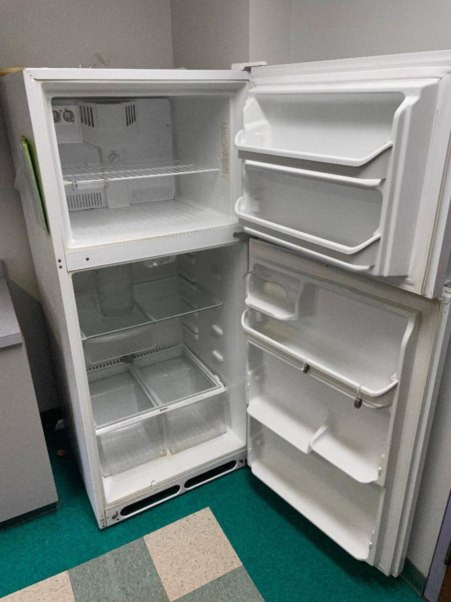 DESCRIPTION: KENMORE REFRIGERATOR AND MICROWAVE SET THIS LOT IS: ONE MONEY QTY: 1 - Image 3 of 5