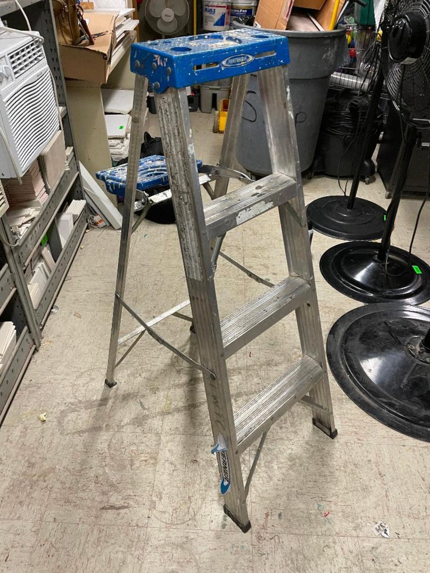DESCRIPTION: 4 FT. STEP LADDER THIS LOT IS: ONE MONEY QTY: 1 - Image 2 of 2