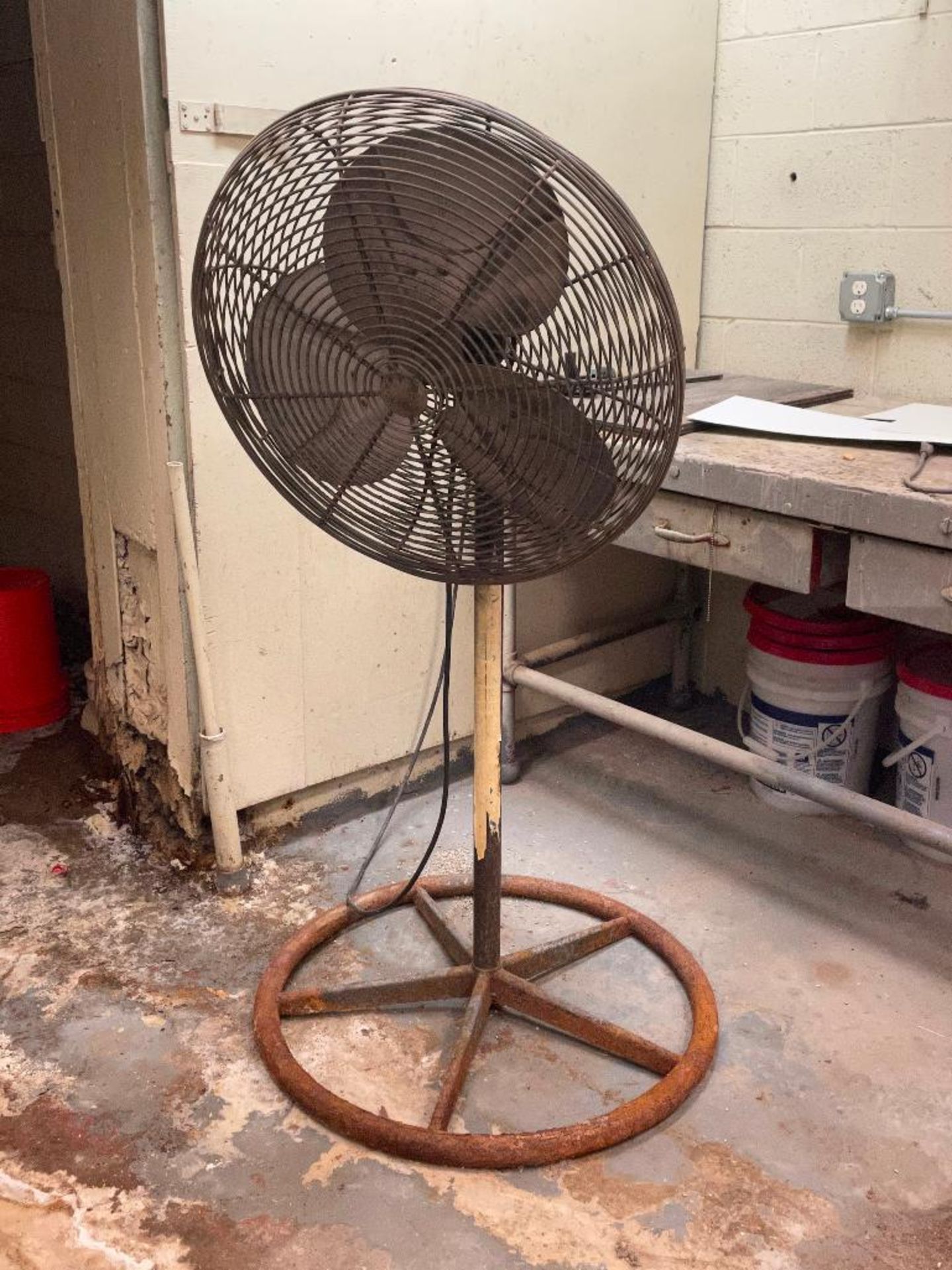 DESCRIPTION: DAYTON COMMERCIAL PEDESTAL FAN BRAND / MODEL: DAYTON LOCATION: MAINTENANCE ROOM THIS LO