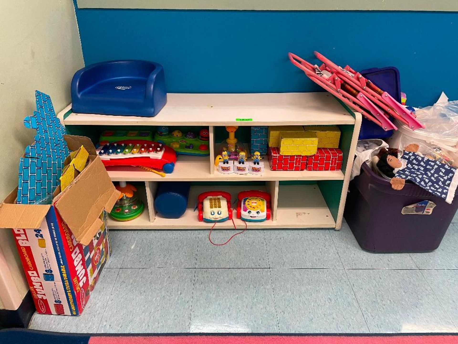 DESCRIPTION ASSORTED TOYS AS SHOWN (SHELVING UNITS INCLUDED) LOCATION 137 THIS LOT IS ONE MONEY QUAN - Image 5 of 10