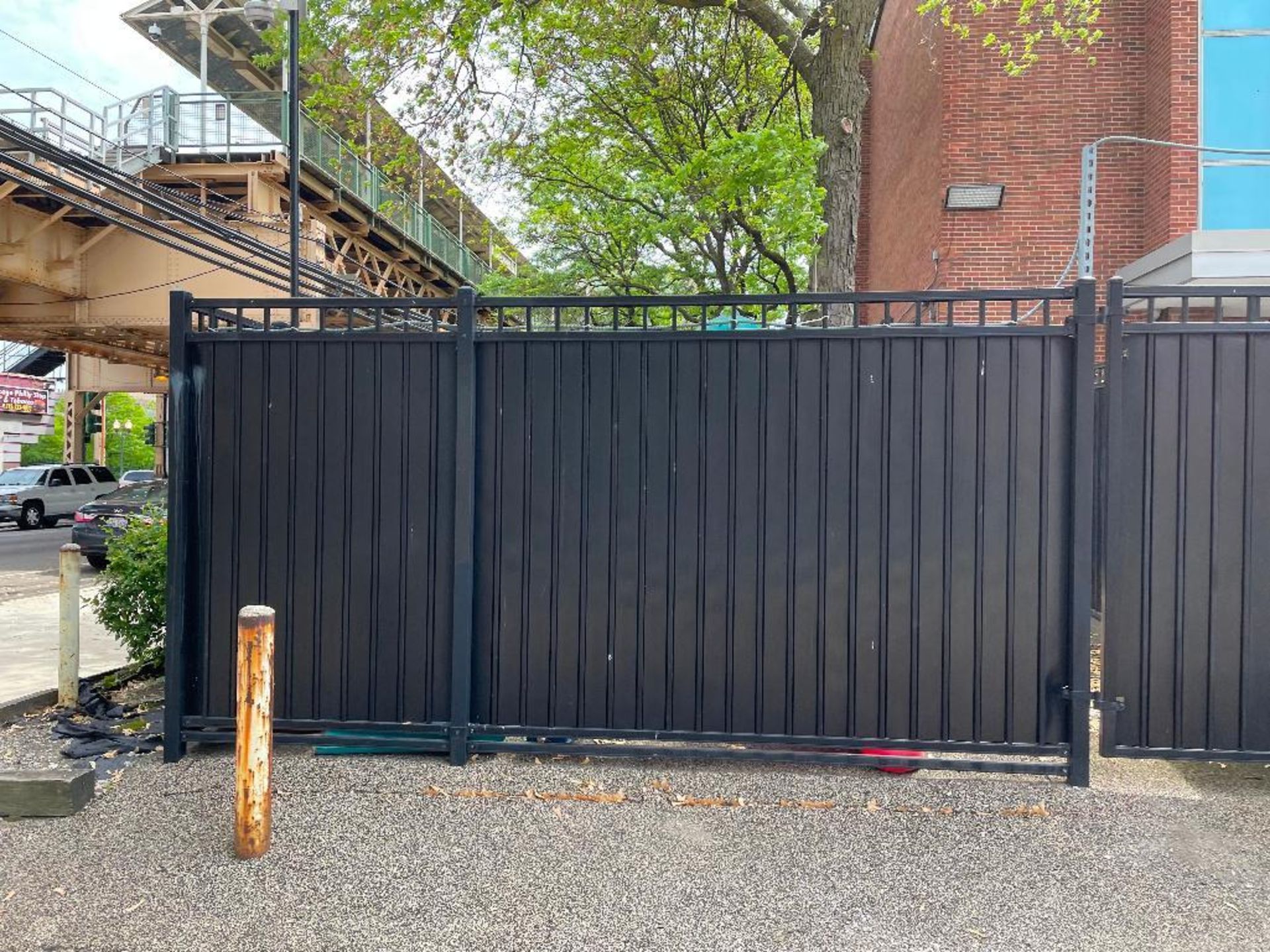 DESCRIPTION (22) 96" X 72" ALUMINUM PRIVACY GATE W/ (2) ENTRY GATE SECTIONS LOCATION PLAYGROUND THIS - Image 3 of 7