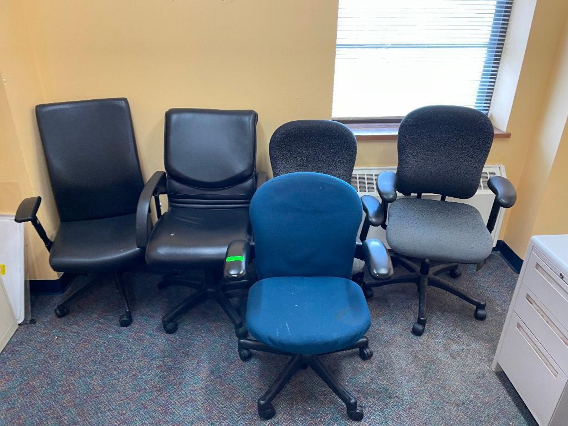 DESCRIPTION ASSORTED OFFICE CHAIRS AS SHOWN LOCATION 540 THIS LOT IS ONE MONEY QUANTITY 1 - Image 2 of 2