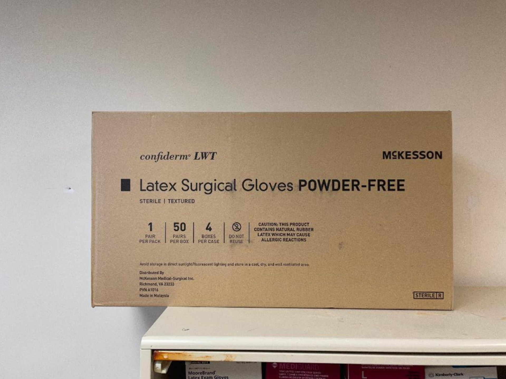 DESCRIPTION: LARGE ASSORTMENT OF LATEX SURGICAL GLOVES ADDITIONAL INFORMATION: MULTIPLE BOXES AND SI - Image 5 of 8