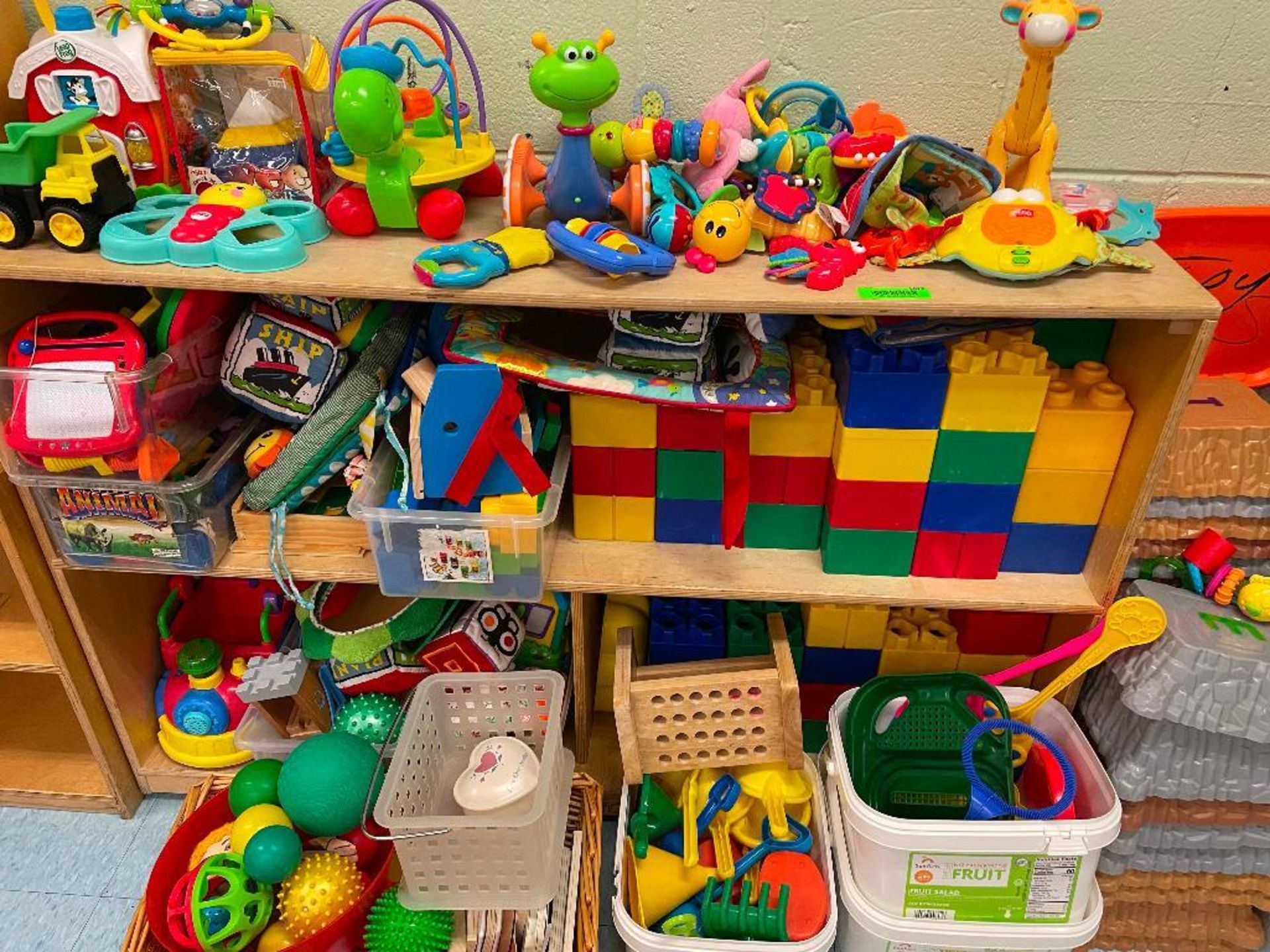 DESCRIPTION LARGE ASSORTMENT OF CHILDRENS TOYS AS SHOWN LOCATION 137 THIS LOT IS ONE MONEY QUANTITY - Image 6 of 6