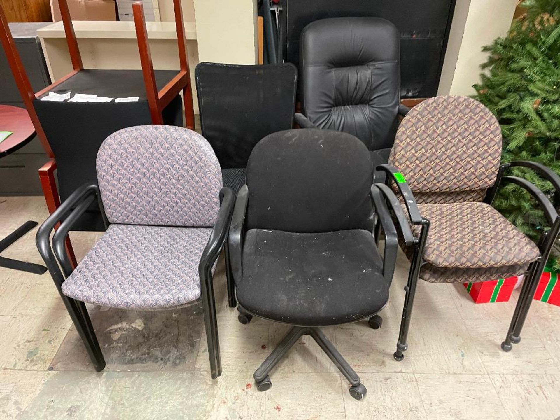 DESCRIPTION: ASSORTED CHAIRS - ROLLING / ARM / WAITING / ETC. ADDITIONAL INFORMATION: SOLD AS SET. T - Image 2 of 2