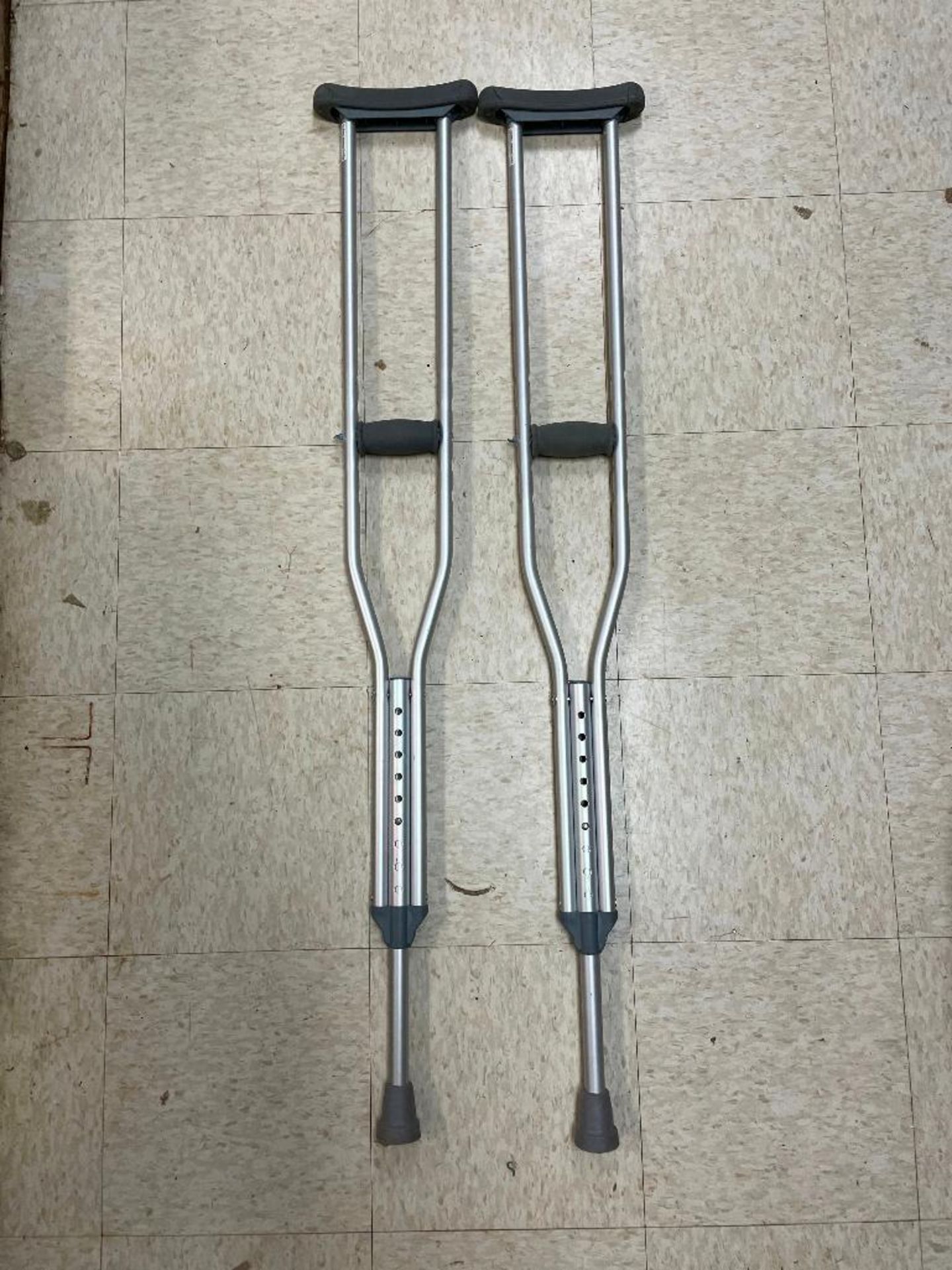 DESCRIPTION: (4) - PAIRS OF MEDICAL CRUTCHES ADDITIONAL INFORMATION: SOLD AS SET. THIS LOT IS: ONE M - Image 3 of 3