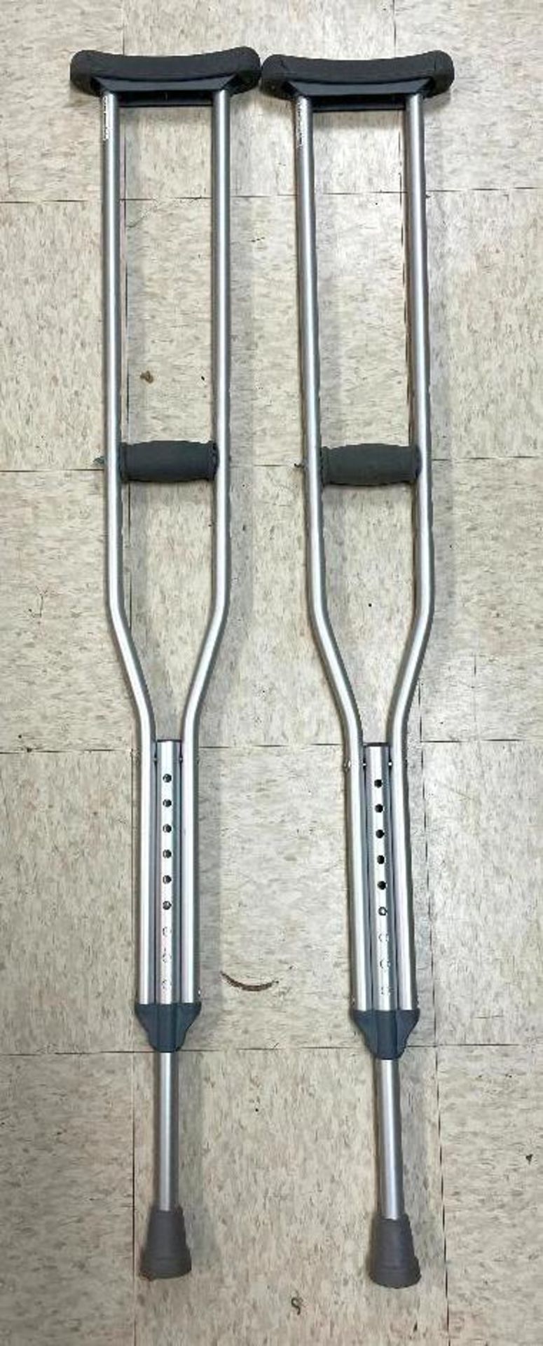 DESCRIPTION: (4) - PAIRS OF MEDICAL CRUTCHES ADDITIONAL INFORMATION: SOLD AS SET. THIS LOT IS: ONE M