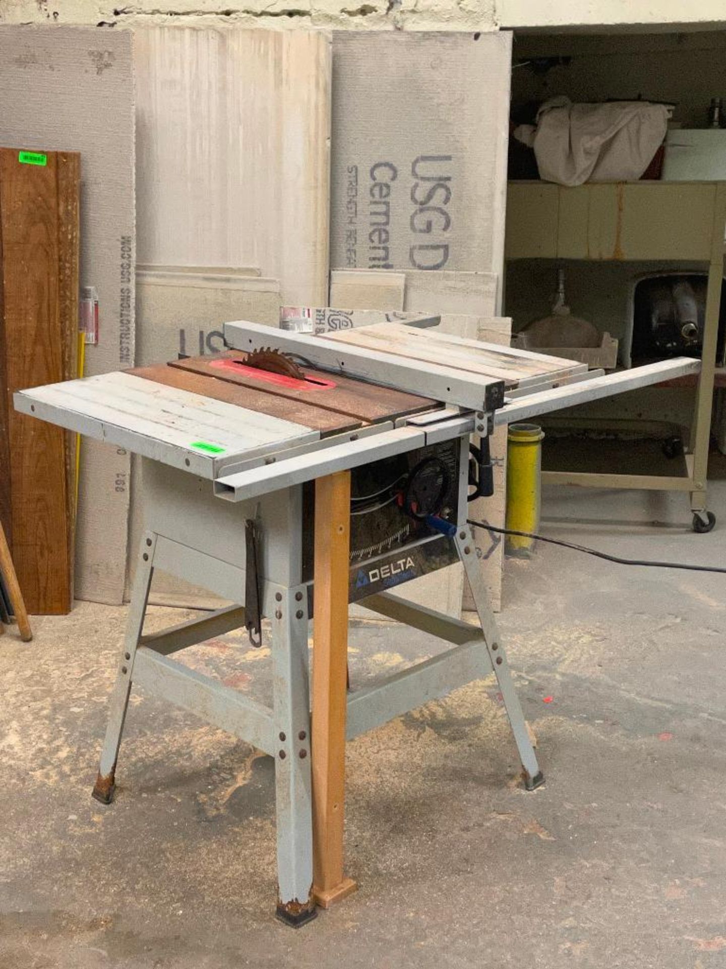 DESCRIPTION: 10" TABLE SAW BRAND / MODEL: DELTA ADDITIONAL INFORMATION: GREAT CONDITION. SEE PHOTOS. - Image 6 of 16