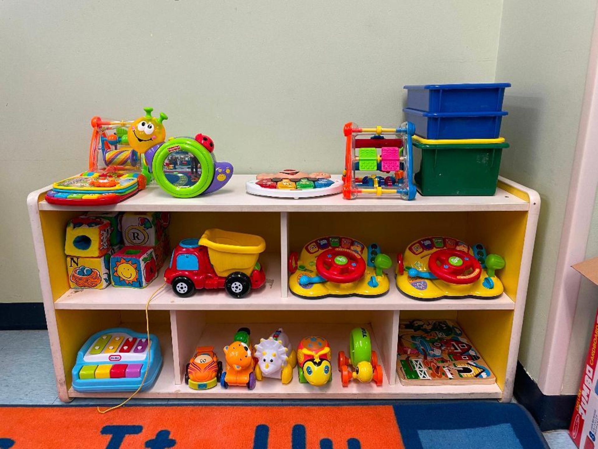 DESCRIPTION ASSORTED TOYS AS SHOWN (SHELVING UNITS INCLUDED) LOCATION 137 THIS LOT IS ONE MONEY QUAN - Image 4 of 10