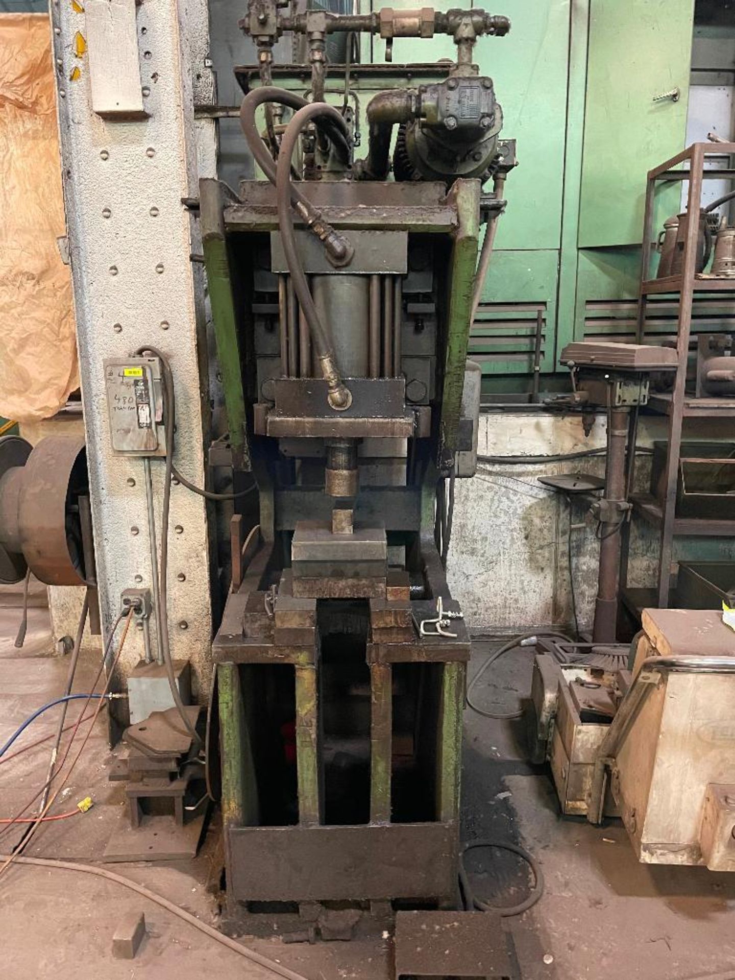 TRI-FAB 125 TON C FRAME HYDRAULIC PRESS BRAND / MODEL: TRI-FAB SN# 1J1051 LOADING THERE IS A 20 TON - Image 3 of 8