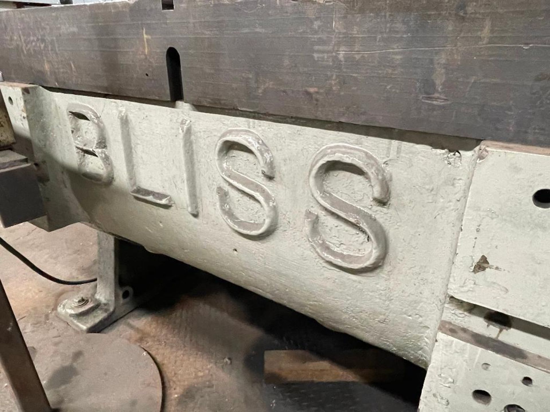 E.W. BLISS 30 200 TON STAMPING PRESS LOADING PROFESSIONAL RIGGER REQUIRED FOR REMOVAL. UNIT WILL NEE - Image 4 of 19