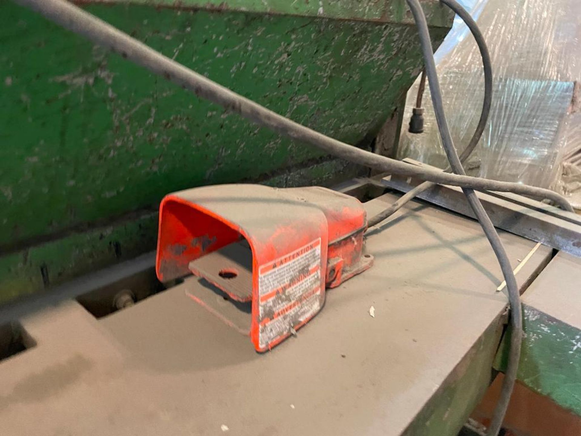 DESCRIPTION BESCO TRUECUT 10' SHEET METAL GUILLOTINE SHEAR BRAND/MODEL F.J. EDWARDS 68C ADDITIONAL I - Image 7 of 18