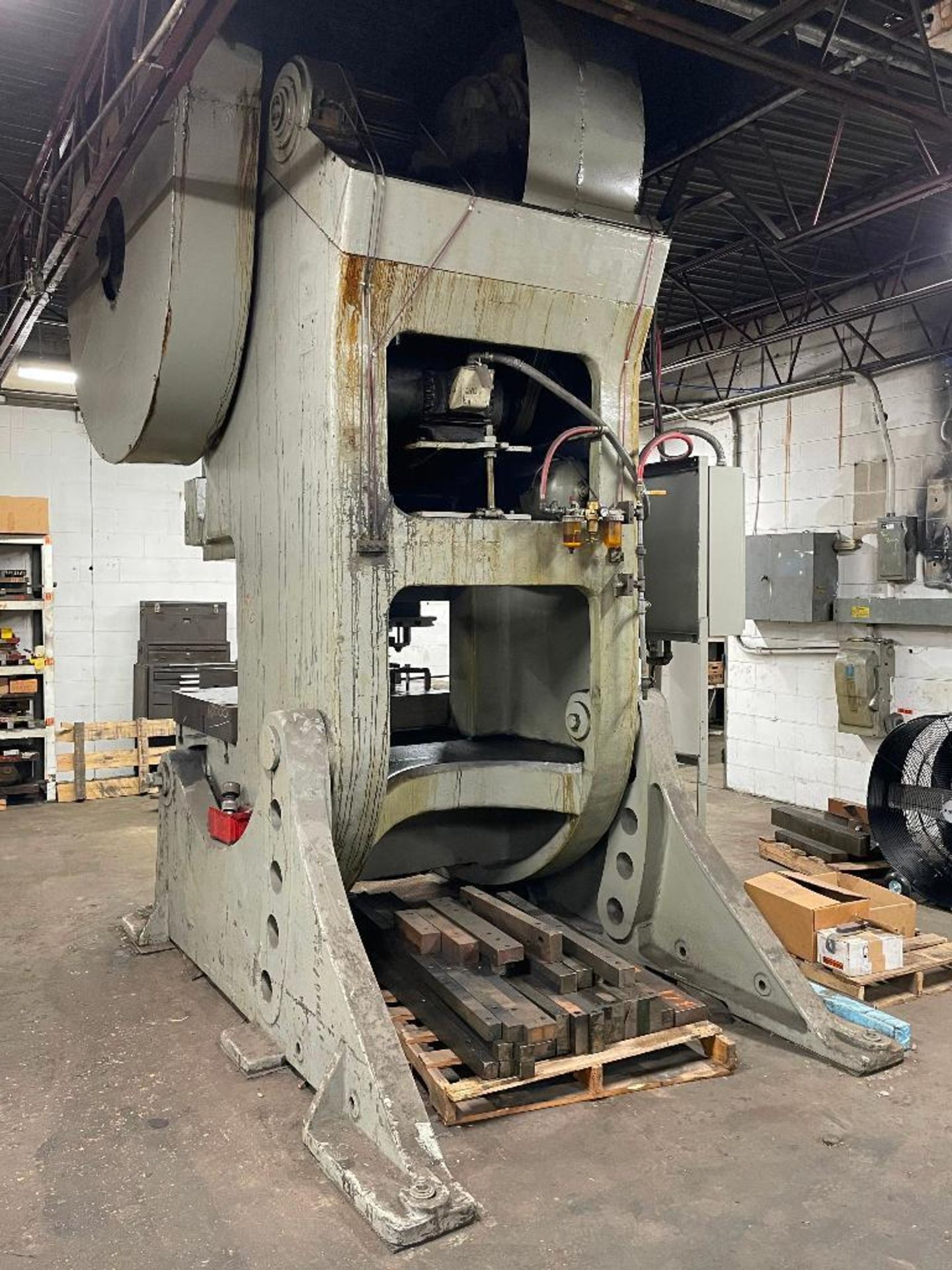 E.W. BLISS 30 200 TON STAMPING PRESS LOADING PROFESSIONAL RIGGER REQUIRED FOR REMOVAL. UNIT WILL NEE - Image 7 of 19