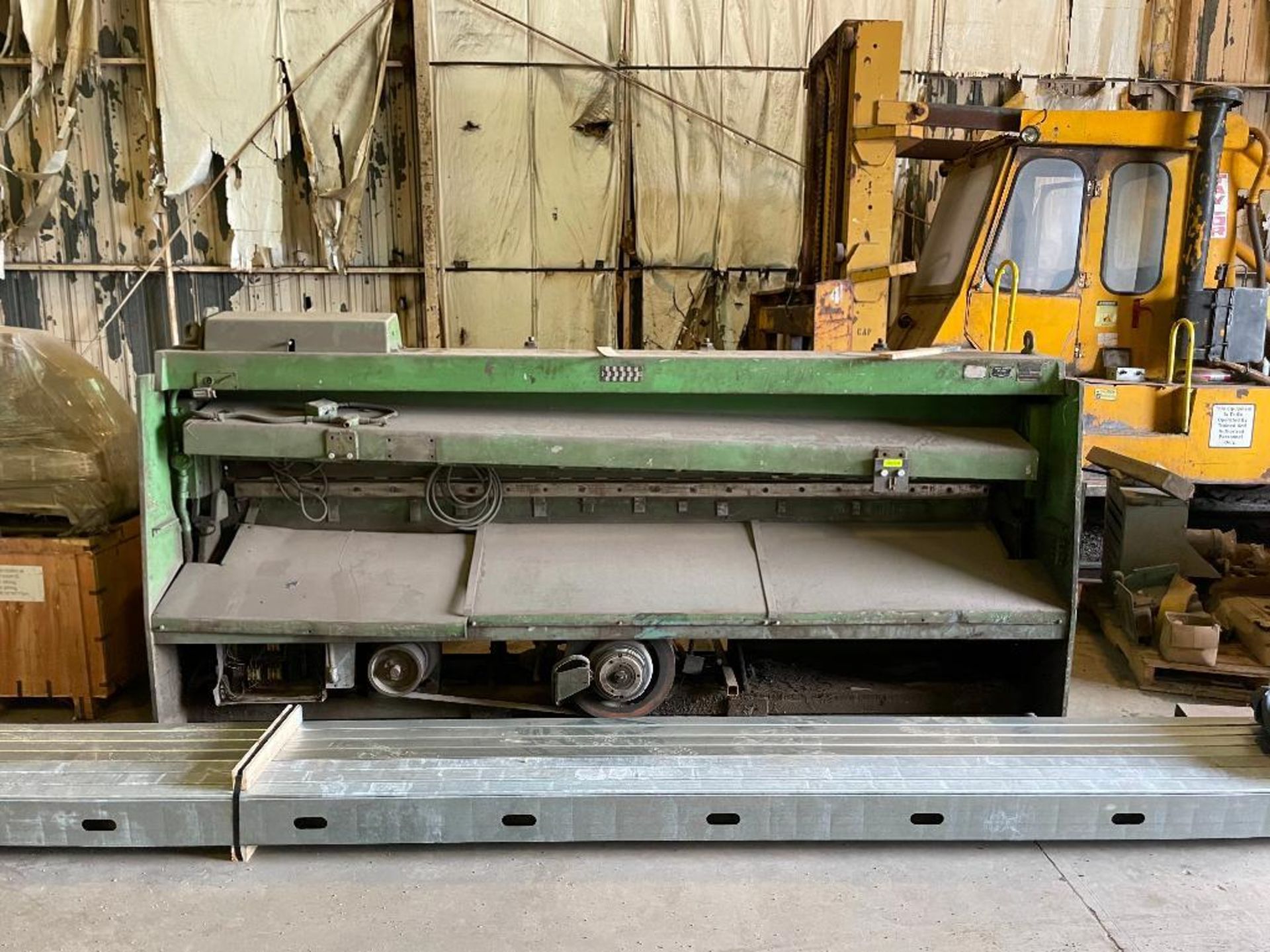 DESCRIPTION BESCO TRUECUT 10' SHEET METAL GUILLOTINE SHEAR BRAND/MODEL F.J. EDWARDS 68C ADDITIONAL I - Image 17 of 18